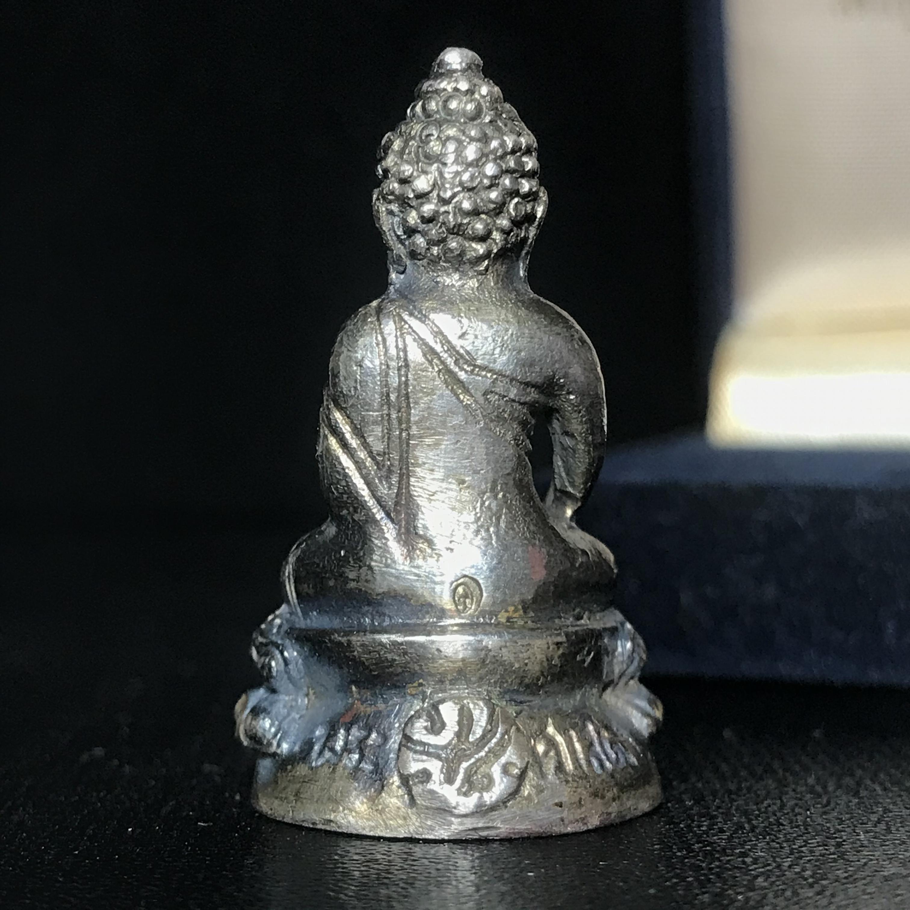 พระกริ่งศาสดา ภปร. วัดบวรนิเวศวิหาร ปี2532 เพื่อศูนย์การแพทย์สิริกิติ์ เนื้อเงิน(ผิวเดิมกลับดำสวยงาม)พร้อมกล่องบรรจุเดิม