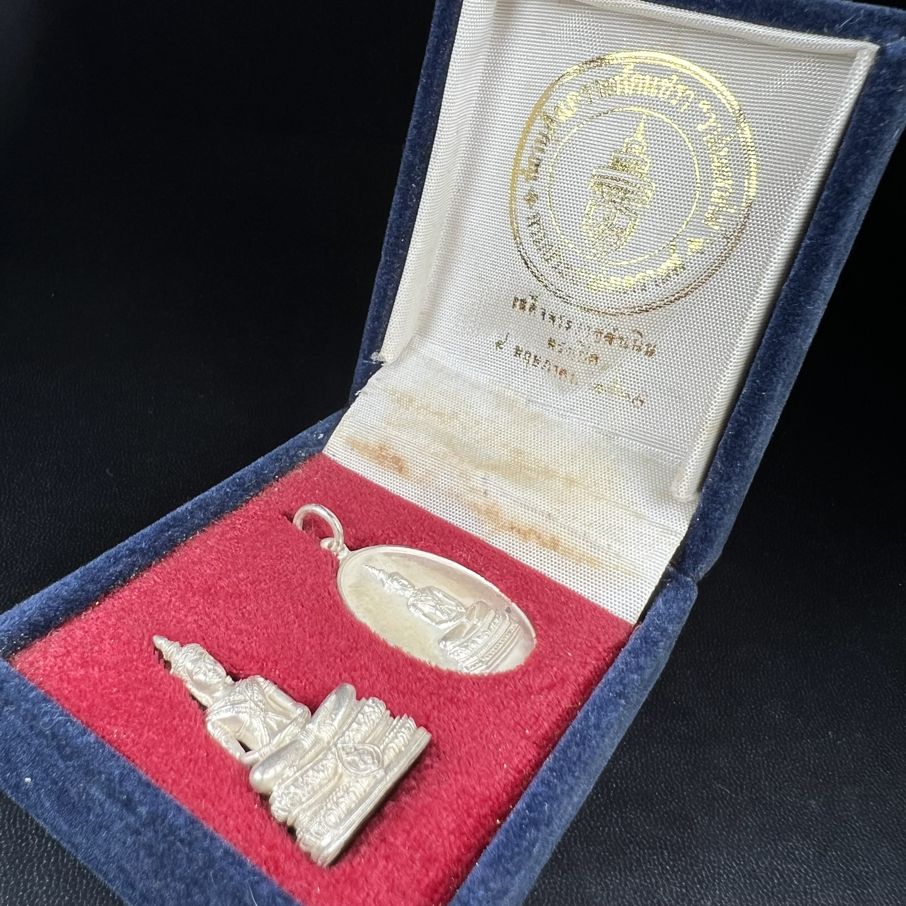 พระวาสนะเวศม์ พร้อมเหรียญ ชุดกรรมการ เนื้อเงิน(หายากพบเจอน้อย) สร้างในโอกาสสมเด็จย่าทรงเปิดสถานสงเคราะห์คนชรา 8 พฤษภาคม ปี 2530 กรมประชาสงเคราะห์จัดสร้าง พิธีปลุกเสก วัดบวรนิเวศวิหาร