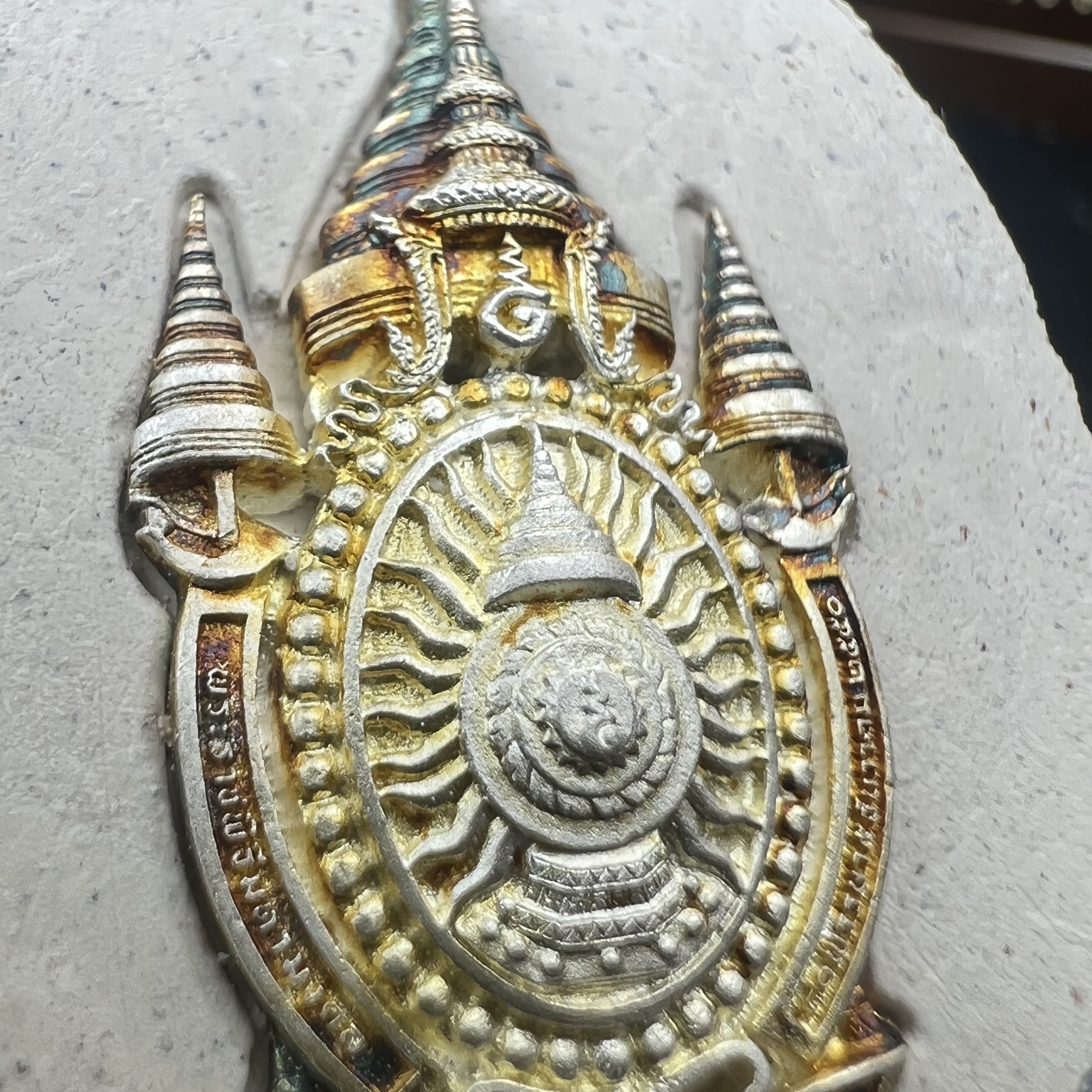 เหรียญรูปหล่อพระบาทสมเด็จพระเจ้าอยู่หัว ในหลวงทรงงาน “รุ่นเย็นศิระเพราะพระบริบาล 80พรรษา มหากษัตริย์คู่แผ่นดินสยาม” พ.ศ.2550 เนื้อผง พุทธคุณ (ผงจิตรลดาพระราชทาน) ด้านหลังสัญลักษณ์ 80 พรรษา เนื้อเงิน(ขนาด 27*35 มม.)พร้อมกล่องบรรจุเดิมครบ