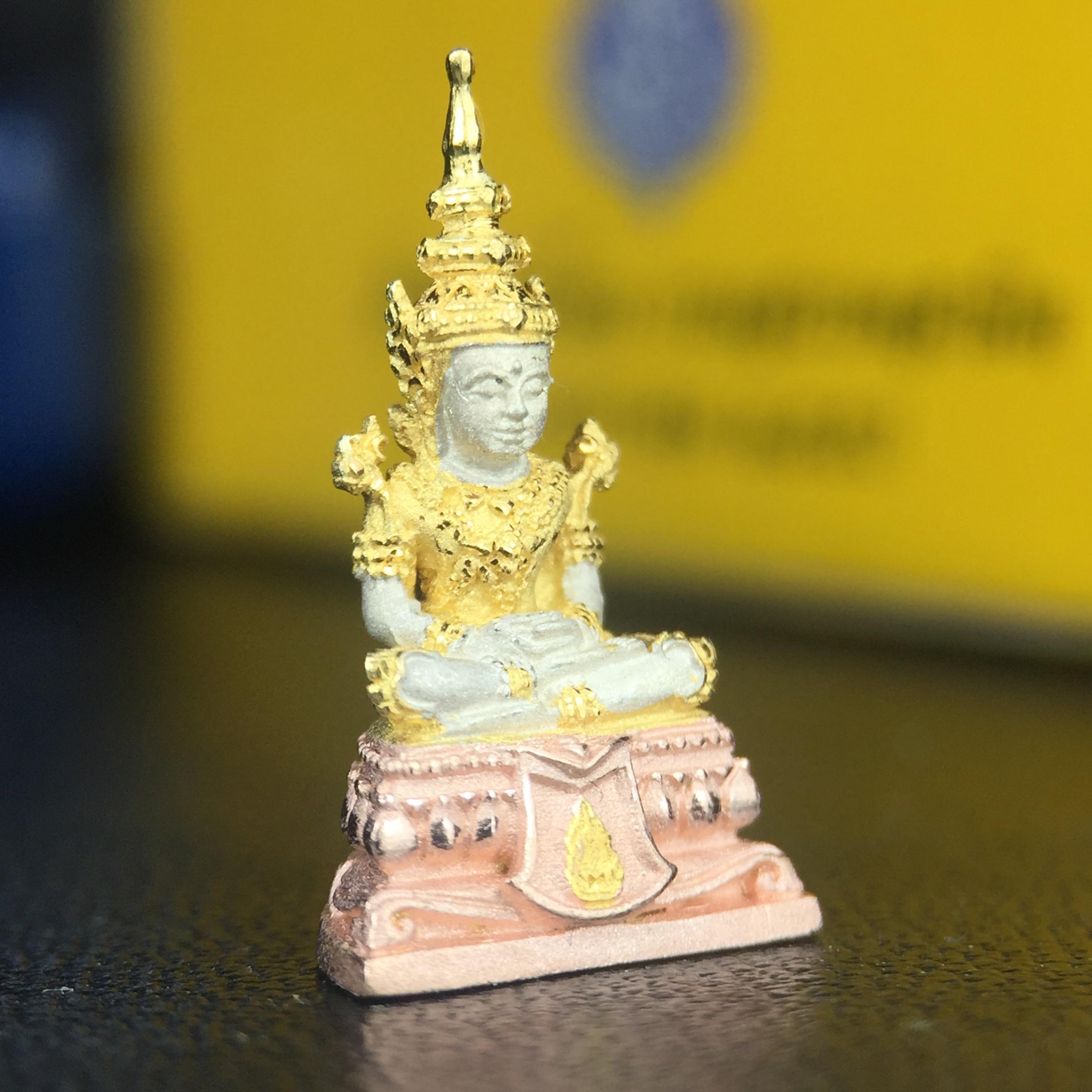 พระแก้วมรกต(จำลอง)ลอยองค์ ขนาดหน้าตัก 1/4 นิ้ว ทรงเครื่องฤดูร้อน เนื้อเงินสามกษัตริย์ ตราสัญลักษณ์ฉลองสิริราชสมบัติครบ 60 ปี พ.ศ.2549(สภาพสวย ครบ สมบูรณ์)