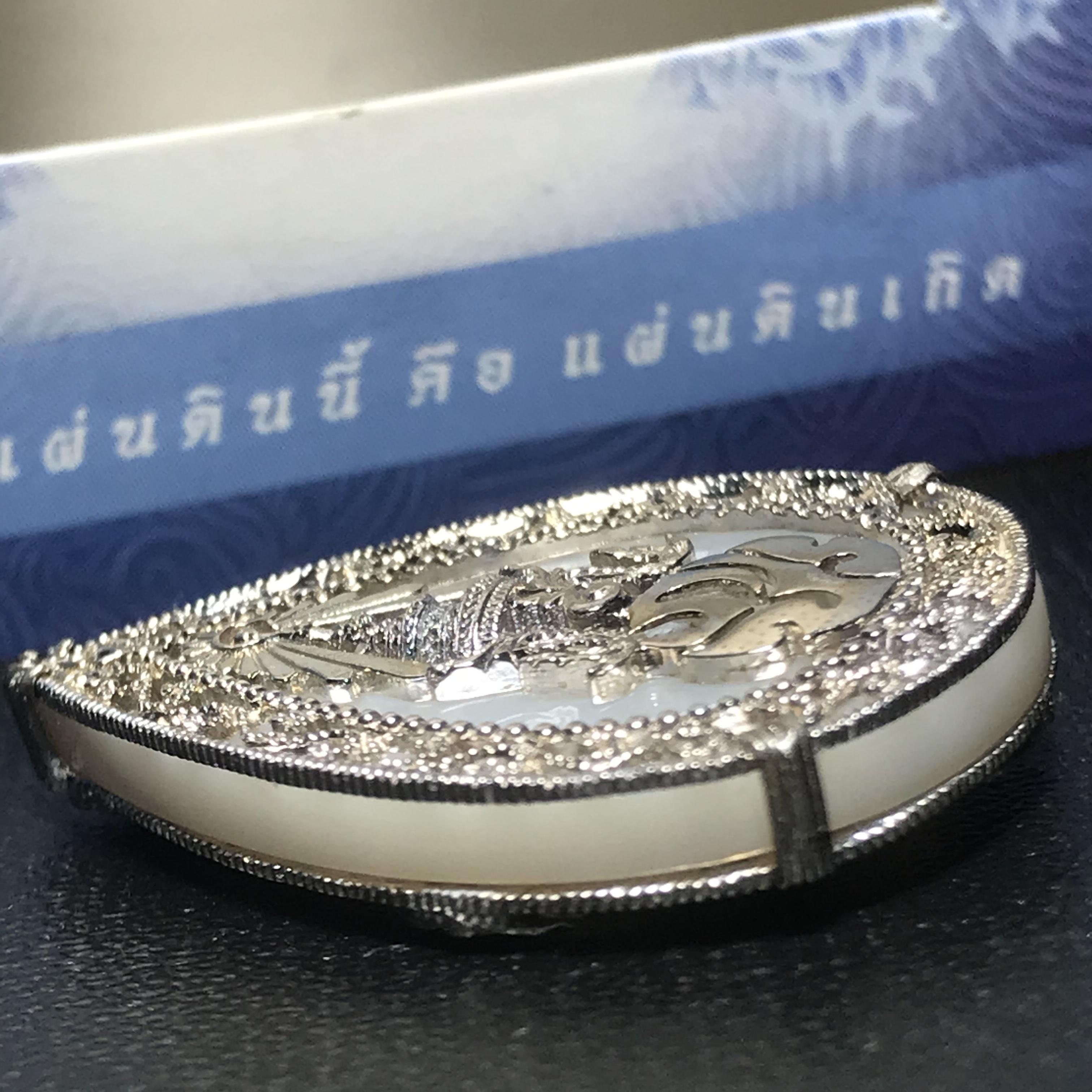 เหรียญพระพุทธชินราช ภปร. รูปหยดน้ำ โครงการ เพราะแผ่นดินนี้คือแผ่นดินเกิด เนื้อเงินชุบทองคำขาว ปี2551 (ขนาด 21 x 29 มม.) (สวยงามหายาก)1ใน5000องค์