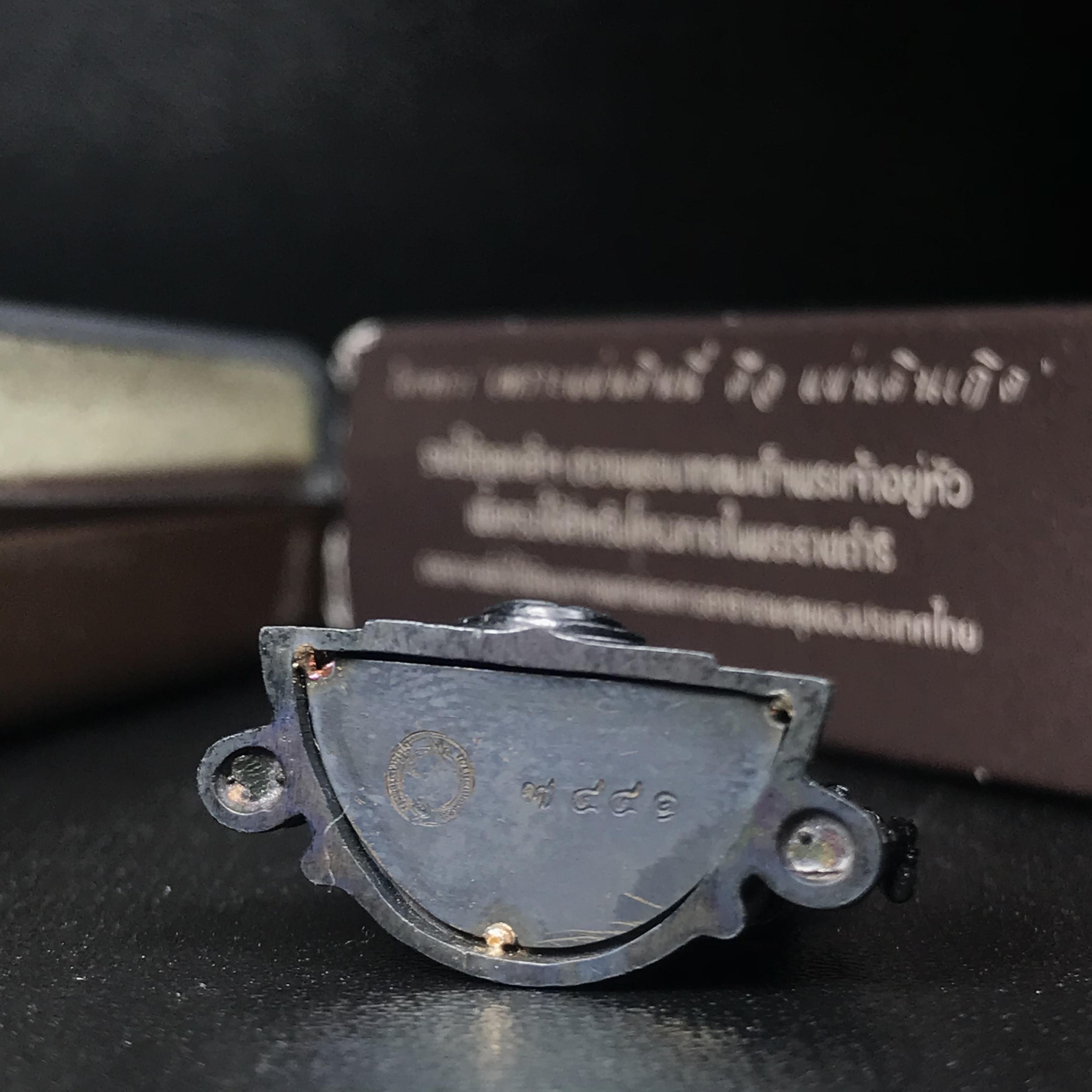 พระพุทธชินราช ภปร. โครงการ "เพราะแผ่นดินนี้ คือ แผ่นดินเกิด" ปี2548(รุ่นแรก) ลอยองค์ หน้าตัก 1/2 นิ้ว เนื้อเงินรมดำ