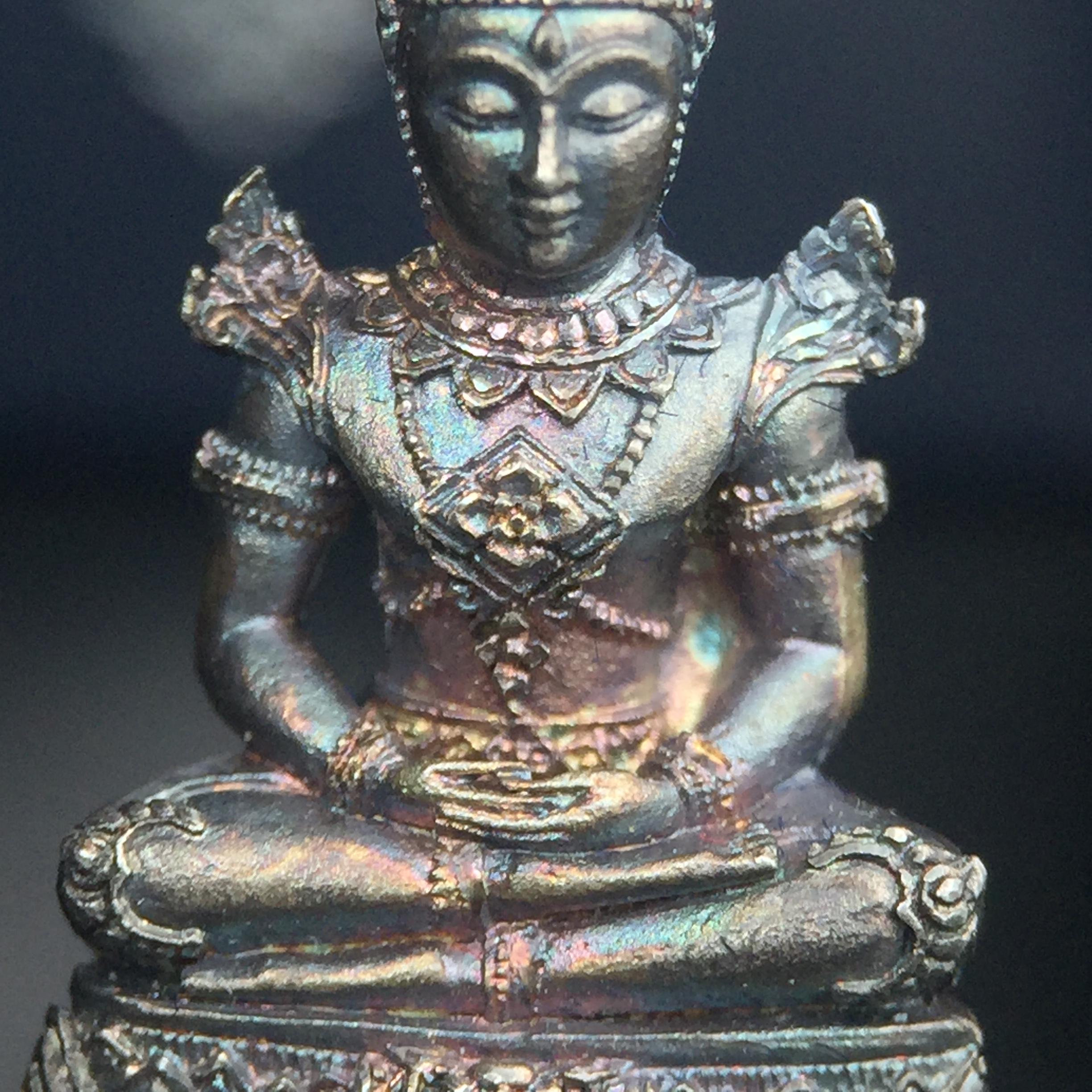 พระแก้วมรกต กรมสรรพสามิตจัดสร้างขึ้นเนื่องในโอกาสครบรอบ 64 ปีของกรมสรรพสามิต และเนื่องในวโรกาสที่พระบาทสมเด็จพระเจ้าอยู่หัวทรงครองราชย์ครบ50ปีเมื่อ พ.ศ.2539 เนื้อเงินทรายนวลขัดเงา(ผิวเดิมๆขึ้นสีรุ้งธรรมชาติสวย(สเน่ห์พระเนื้อเงินสีสันที่ธรรมชาติสรรค์สร้าง)