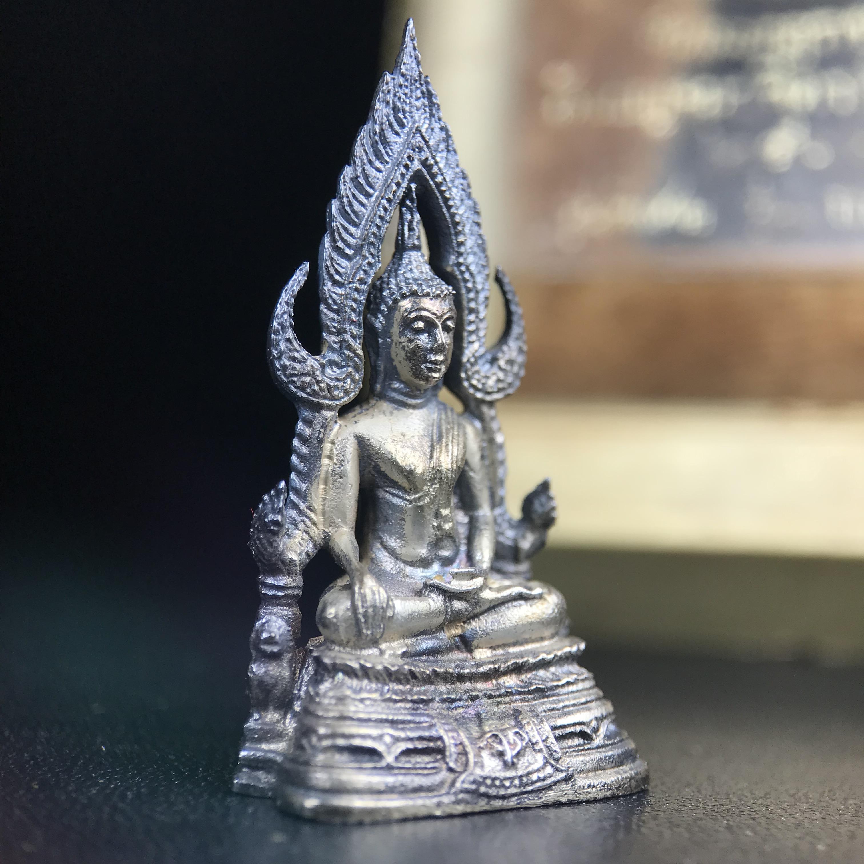 พระกริ่งพระพุทธชินราช มวก. วัดเบญจมบพิตรฯ ปี 2519(รุ่นพิเศษ รุ่นแรก รุ่นเดียว)เนื้อเงิน(สภาพสวยผิวเดิมติดรุ้งผิวขึ้นน้ำทองสวยมีเสน่ห์ตามกาลเวลา)(ในหลวงรัชกาลที่9และสมเด็จพระราชินีเสด็จฯเททอง)(พิธีใหญ่ เกจิอาจารย์ในยุคยอดนิยมร่วมปลุกเสก) (องค์หมายเลข ๓๐๓๔)