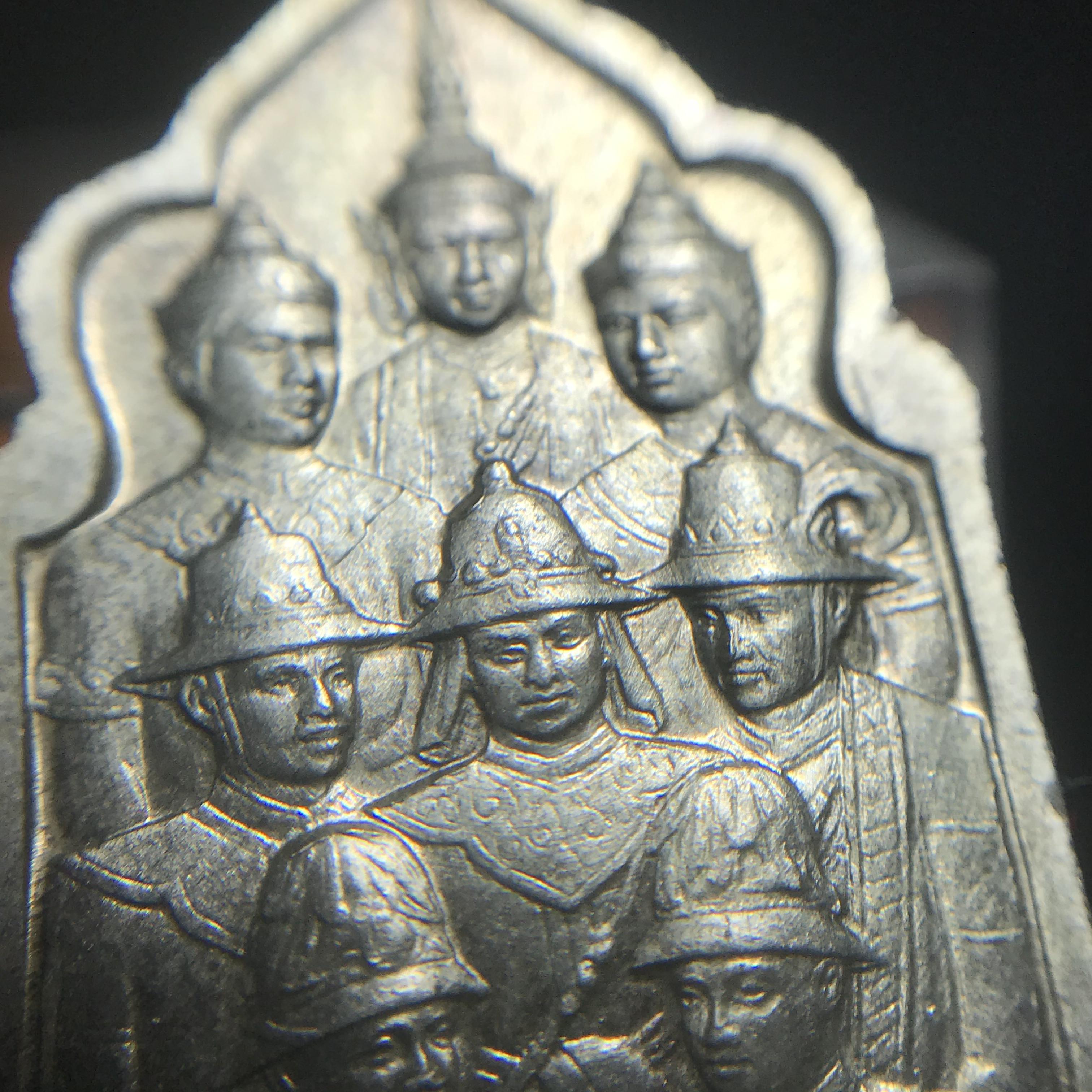 เหรียญนวมหาราชเฉลิมพระชนพรรษา 5 รอบ รัชกาลที่9 ปี 2530 เนื้อนวโลหะกล่องบรรจุเดิม(หายาก)(สภาพคัดสวย วงเดือน พระพักต์คมชัด)