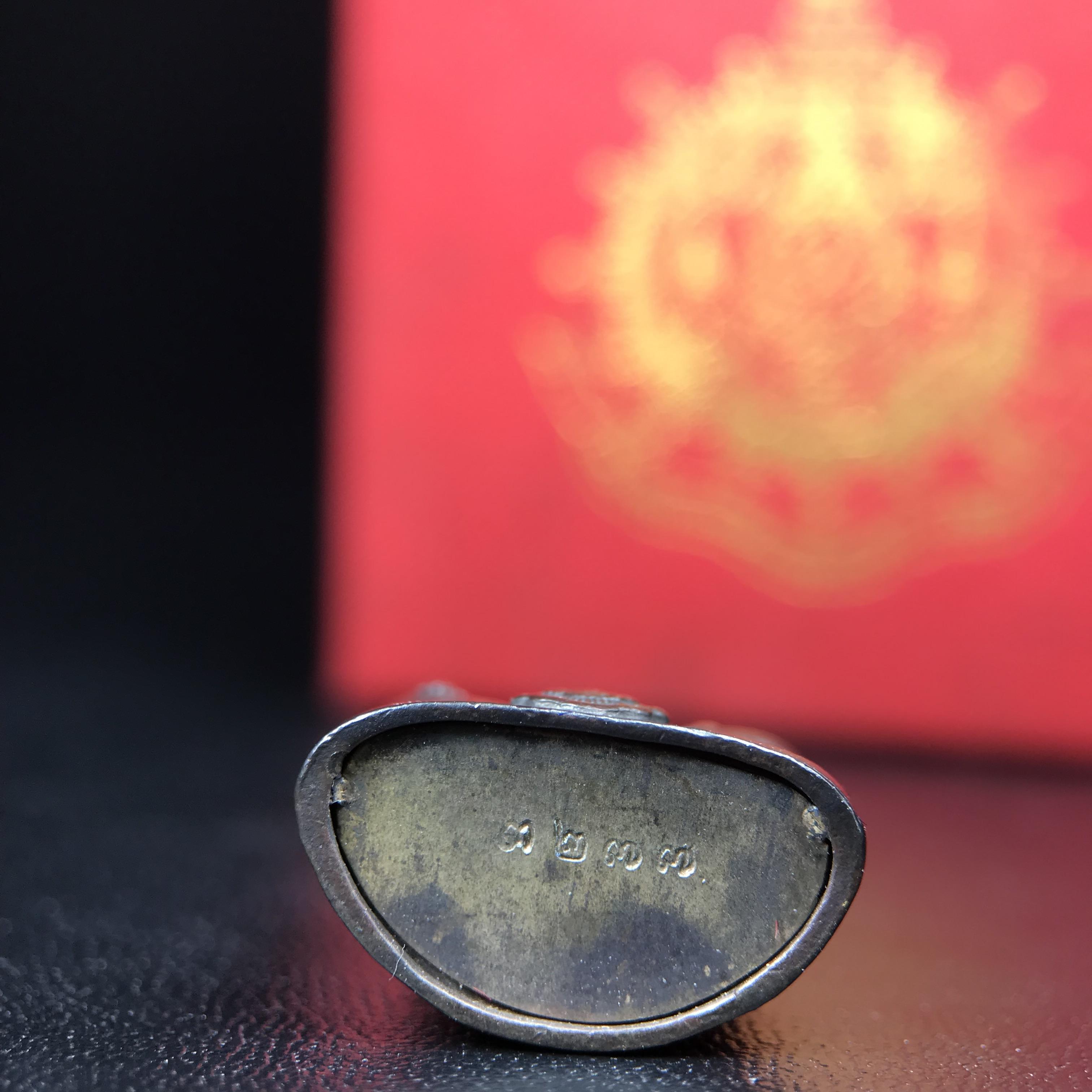 พระกริ่งไพรีพินาศ บรรจุเหล็กไหล ครั้งแรกและครั้งเดียวในประวัติศาสตร์ เฉลิมพระเกียรติ พระบาทสมเด็จพระเจ้าอยู่หัวรัชกาลที่9 พระชนมพรรษา 6 รอบ ปี2542 เนื้อนวโลหะผสมทองคำ(บรรจุเหล็กไหล)ดีนอก-ดีใน พิธีใหญ่ มวลสารเด่น (หายาก)