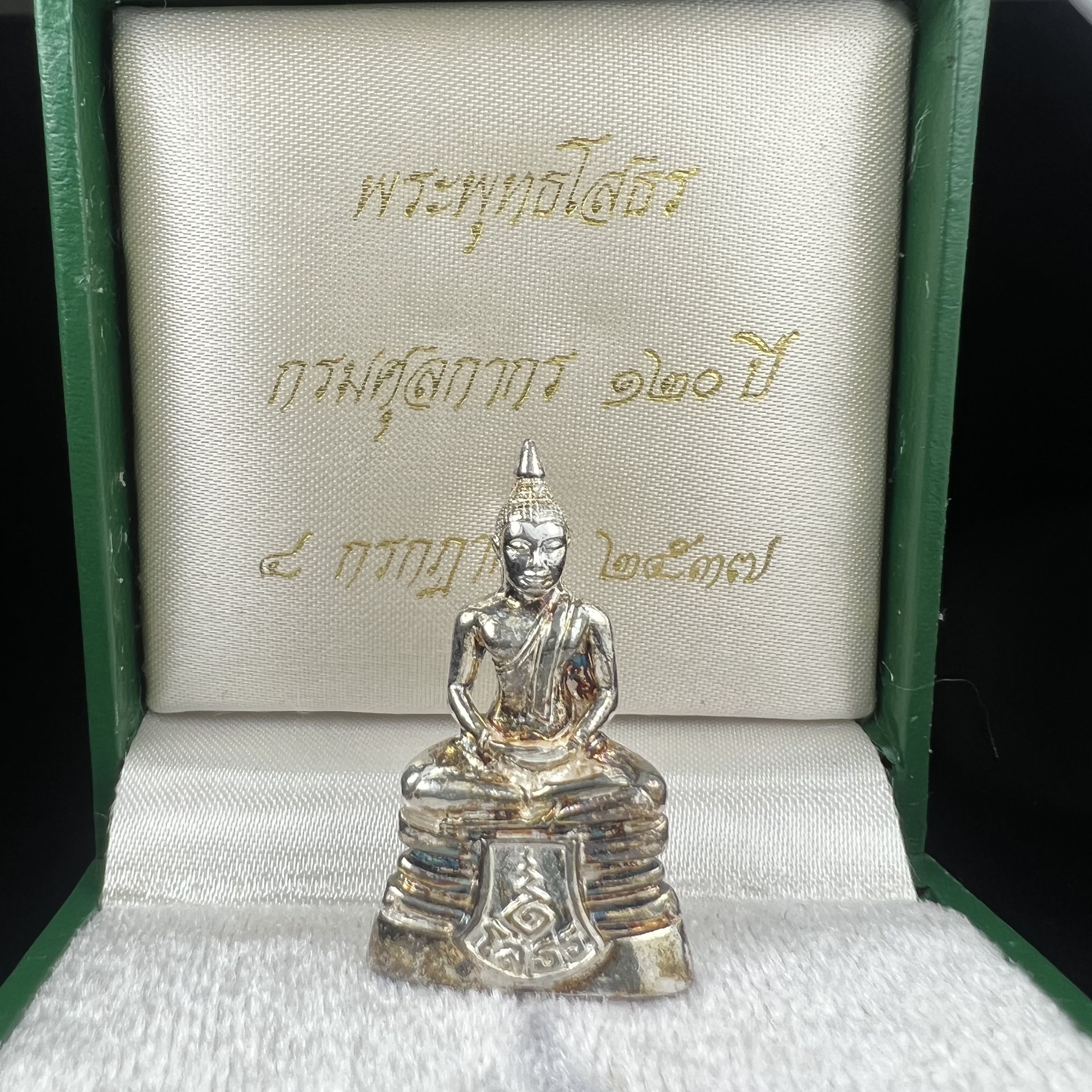 พระพุทธโสธร รุ่น กศก. 120 ปี เนื่องในโอกาสครบ 120 ปี กรมศุลกากร กระทรวงการคลัง จัดสร้าง ปี 2537 เนื้อเงินบริสุทธิ์ 99.9% ผิวขัดเงา(ขึ้นสีรุ้งธรรมชาติสวย)(งานบริษัท แพรนด้า จิวเวลรี่)สวยงดงาม ทรงคุณค่า สีสันที่ธรรมชาติสรรค์สร้าง