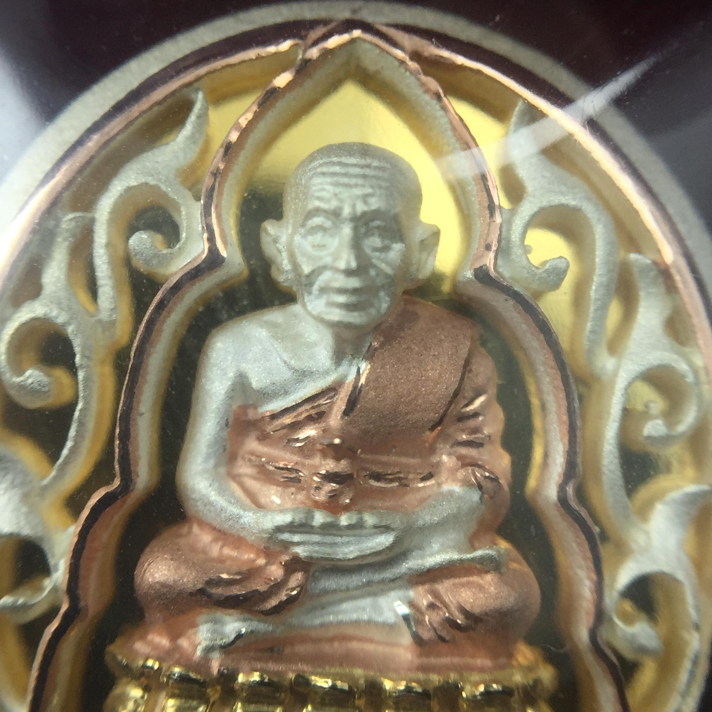 เหรียญหลวงพ่อทวด รุ่นมงคลบารมี วัดประสาทบุญญาวาส ปี 2545 เนื้อเงินสามกษัตริย์ พิมพ์ทรงรูปไข่เล็ก(ขนาด 2.0*1.8 ซม.)ฉลุลายฉากพี้นหลังสีทองสวยงาม ตอกโค๊ตมีหมายเลข พร้อมกล่องบรรจุเดิม