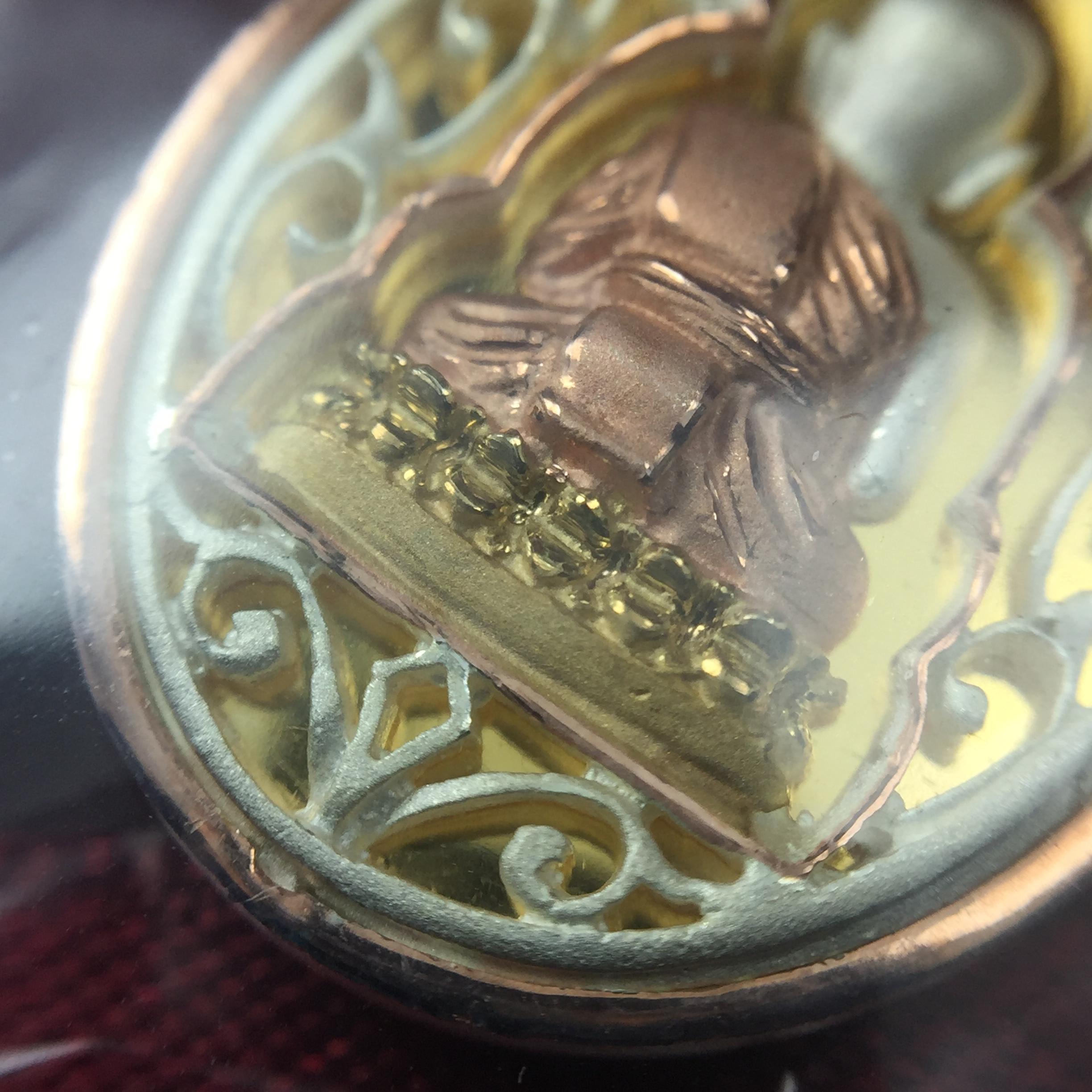 เหรียญหลวงพ่อทวด รุ่นมงคลบารมี วัดประสาทบุญญาวาส ปี 2545 เนื้อเงินสามกษัตริย์ พิมพ์ทรงรูปไข่เล็ก(ขนาด 2.0*1.8 ซม.)ฉลุลายฉากพี้นหลังสีทองสวยงาม ตอกโค๊ตมีหมายเลข พร้อมกล่องบรรจุเดิม