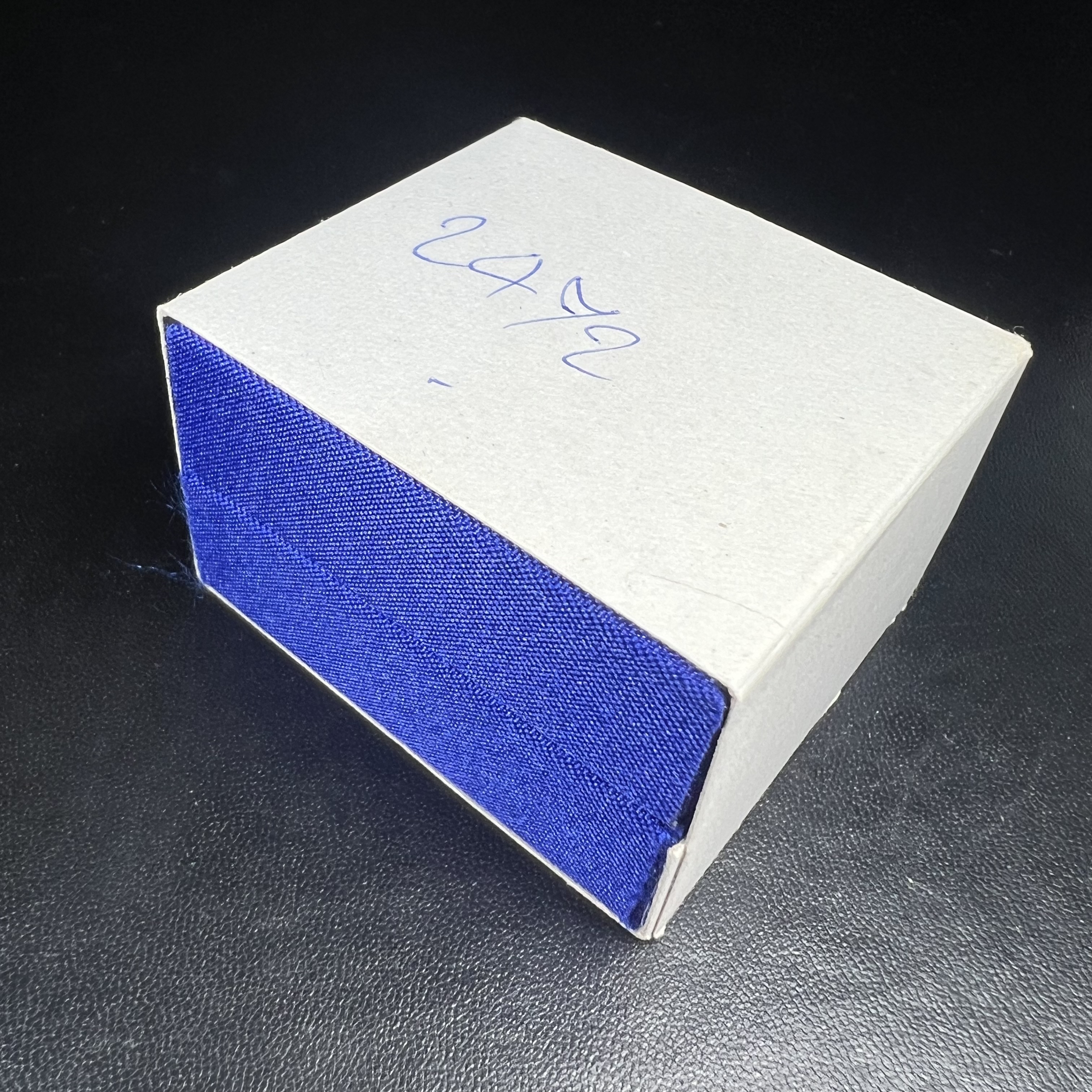 พระกริ่งไพรีพินาศ บรรจุเหล็กไหล ครั้งแรกและครั้งเดียวในประวัติศาสตร์ เฉลิมพระเกียรติ พระบาทสมเด็จพระเจ้าอยู่หัวรัชกาลที่9 พระชนมพรรษา 6 รอบ ปี2542 เนื้อสัมฤทธิ์(บรรจุเหล็กไหล)ดีนอก-ดีใน พิธีใหญ่ มวลสารเด่น (หายาก)