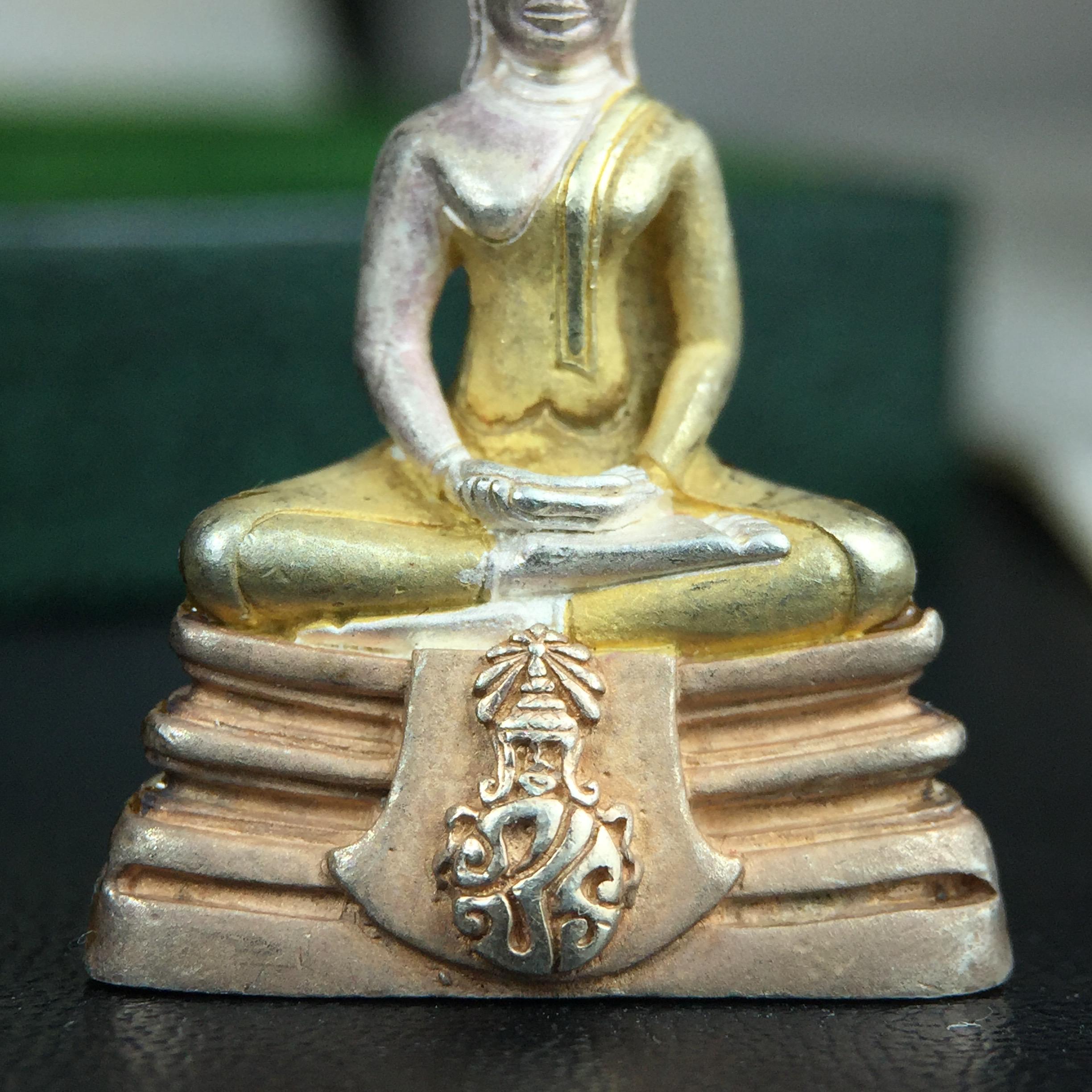 พระพุทธโสธร ภปร. รุ่นย้อนยุค สร้างพระอุโบสถ สมาคมชาวฉะเชิงเทรา จัดสร้าง ปี 2539 วโรกาสครองสิริราชสมบัติครบ 50 ปี เนื้อเงินสามกษัตริย์ทรายนวลขัดเงาบางส่วน(ผิวเดิม) พร้อมกล่องบรรจุและใบรับรองเดิม