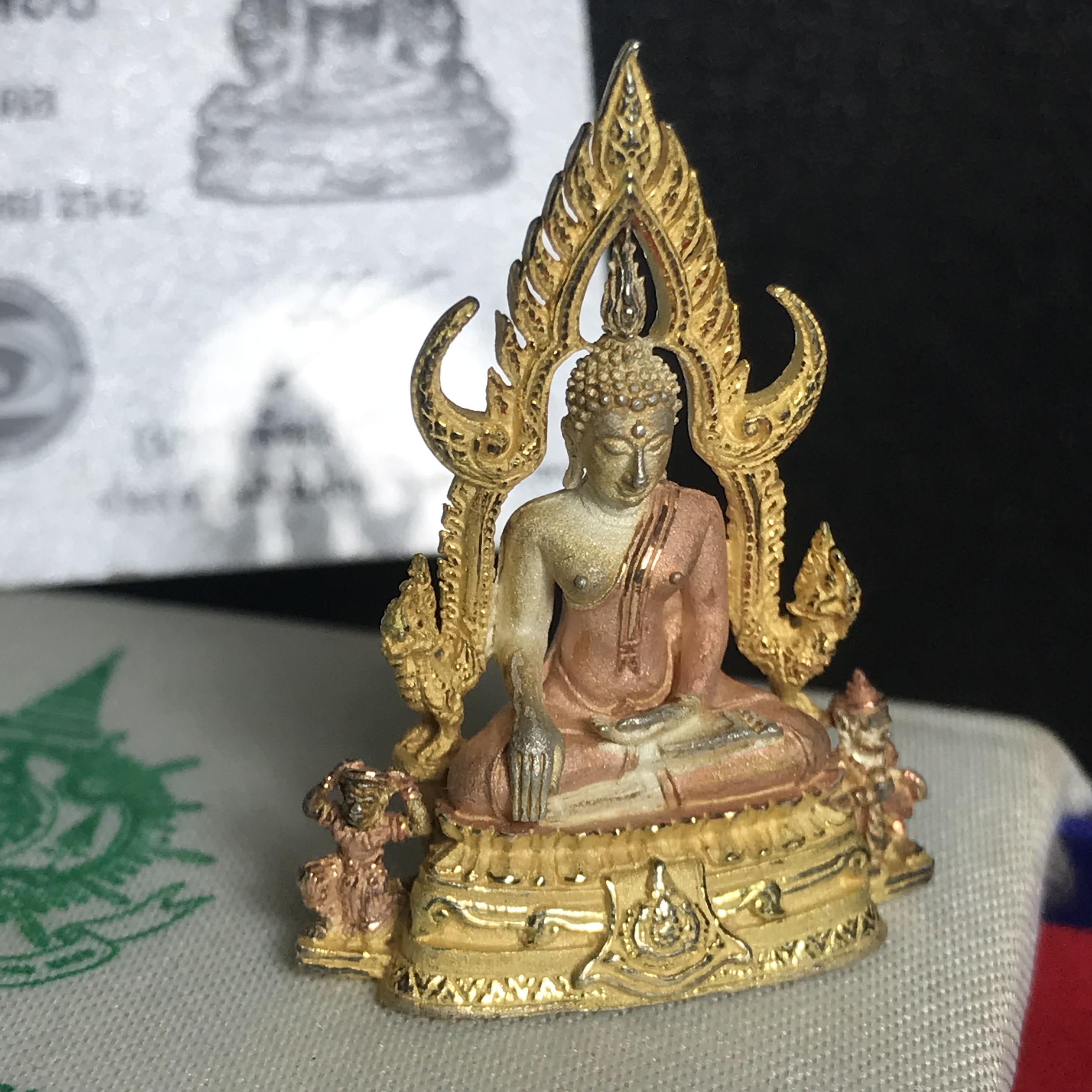 พระพุทธชินราช ภปร. ในวโรกาสพระราชพิธีมหามงคล เฉลิมพระชนมายุ6รอบ 5ธันวาคม2542) เนื้อเงินสามกษัตริย์ พิมพ์ขนาดใหญ่ พร้อมกล่องบรรจุและใบรับรองเดิม