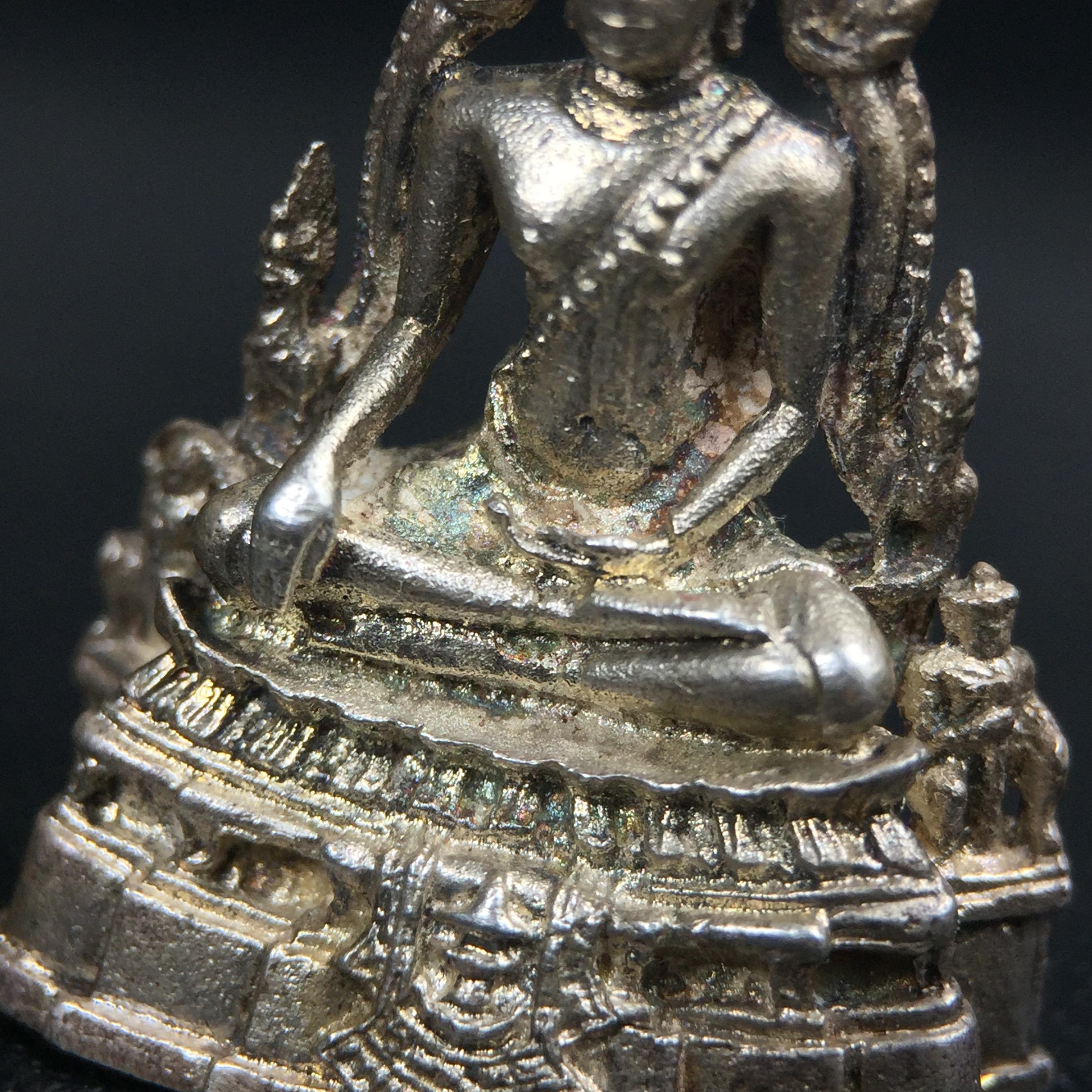 พระกริ่งพุทธชินราช รุ่นพระมาลาเบี่ยง ปี พ.ศ.2520 (รุ่นแรก รุ่นเดียว) วัดพระศรีรัตนมหาธาตุ พิษณุโลก ปี 2520 พิมพ์ใหญ่เนื้อเงิน(ผิวเดิมสวยติดรุ้งนิดๆผิวขึ้นน้ำทองสวยมีเสน่ห์ตามกาลเวลา)พิธีใหญ่ เกจิในยุคร่วมเสกมากมาย(องค์หมายเลขสวย เลขเบิ้น เลขคู่ ๕๕๓๓)