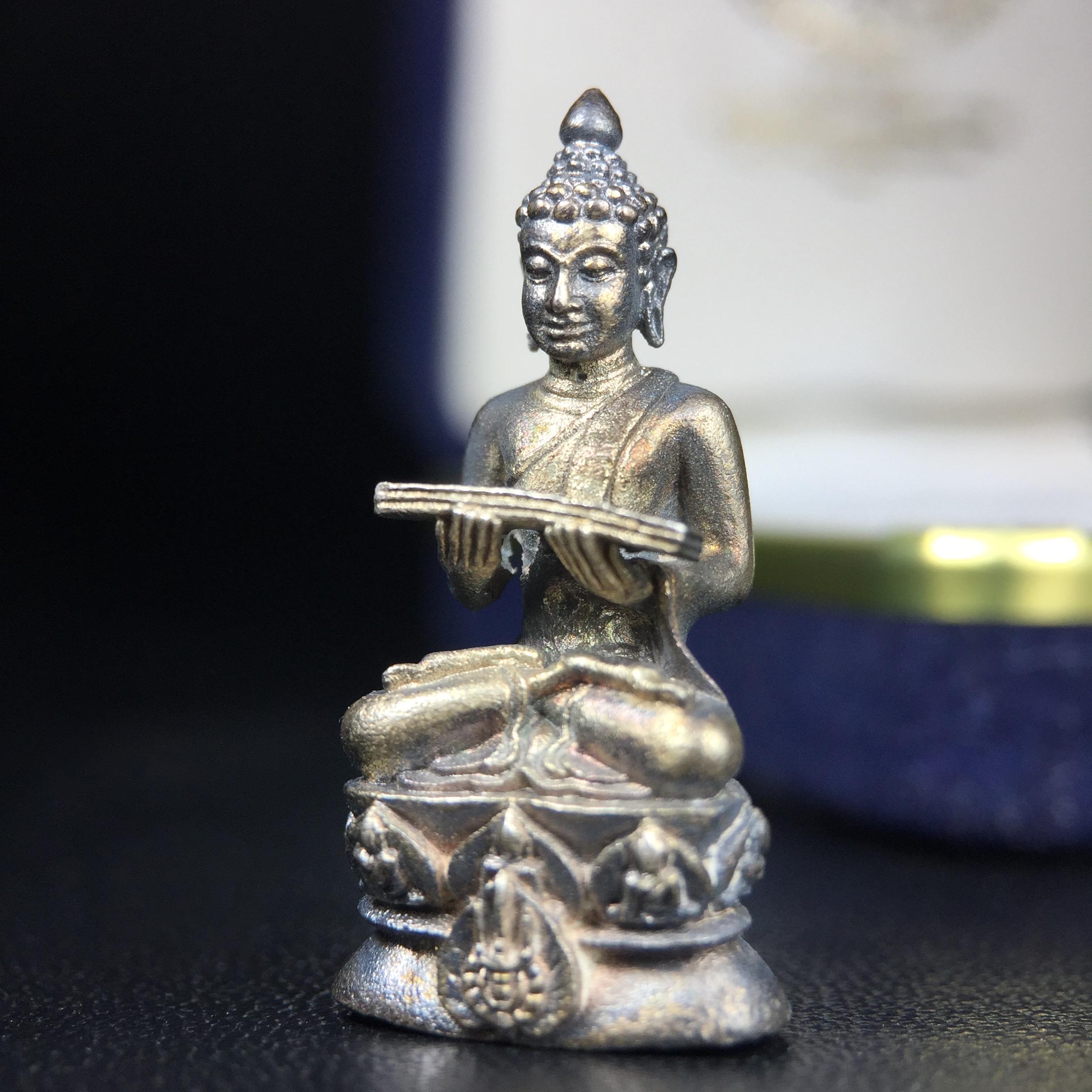 พระกริ่งปรมานุชิตชิโนรส วัดพระเชตุพนวิมลมังคลาราม(วัดโพธิ์) ปี2533 เนื้อเงิน ( ในหลวงรัชกาลที่9เสด็จเททอง)พิธีใหญ่ งดงามด้วยพุทธศิลป์เปี่ยมด้วยพุทธคุณ อีกหนึ่งรุ่นที่แนะนำสะสมบูชา