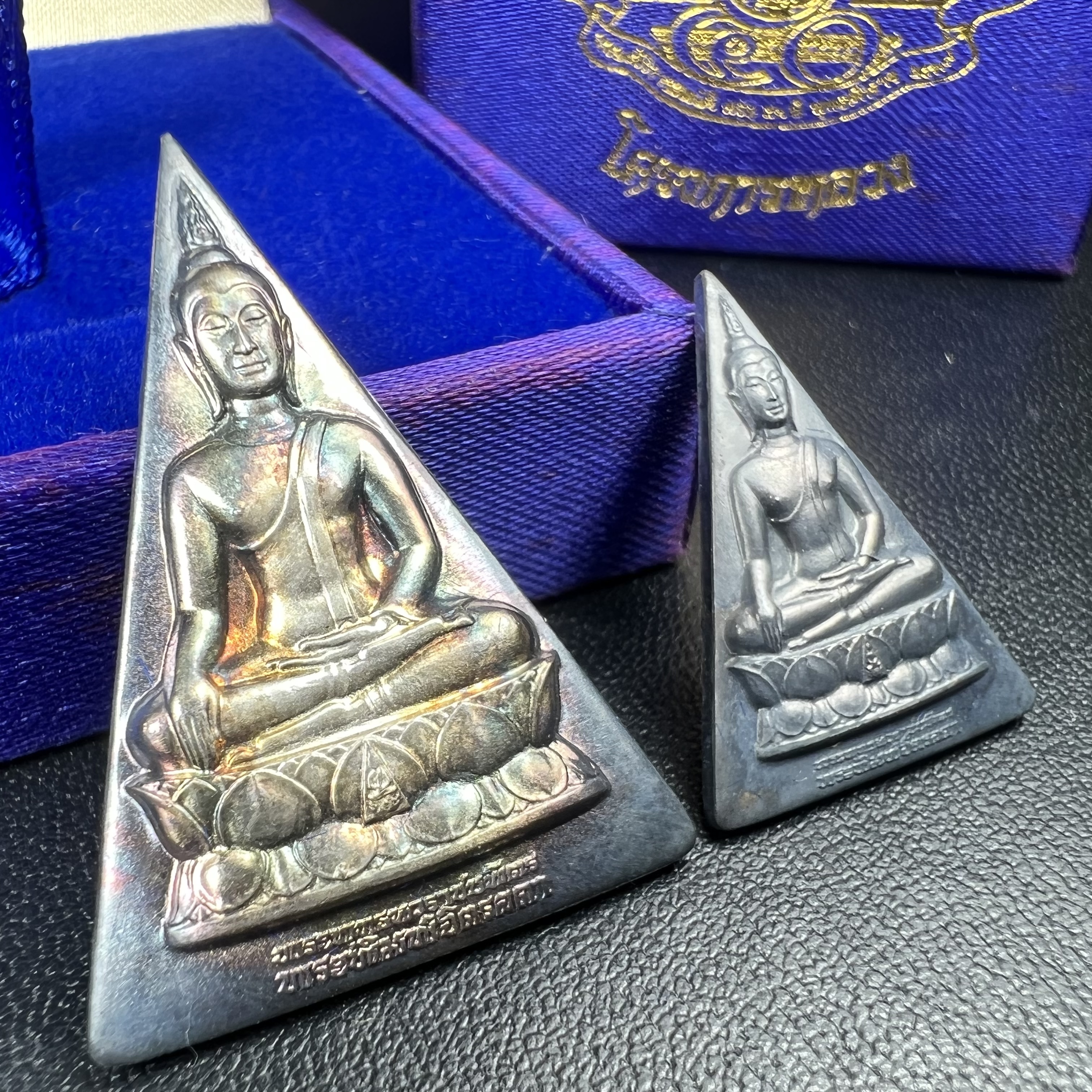 พระพุทธนวราชบพิตร พระพิมพ์จิตรลดา โครงการหลวง ปี2539 (พิมพ์ใหญ่+พิมพ์เล็ก) เนื้อเงินผิวเดิมขึ้นสีรุ่ง สวย แบบนิยมพร้อมกล่องบรรจุเดิม พิธีใหญ่ ปลุกเสกวัดพระแก้ว(1ชุด 2 องค์)