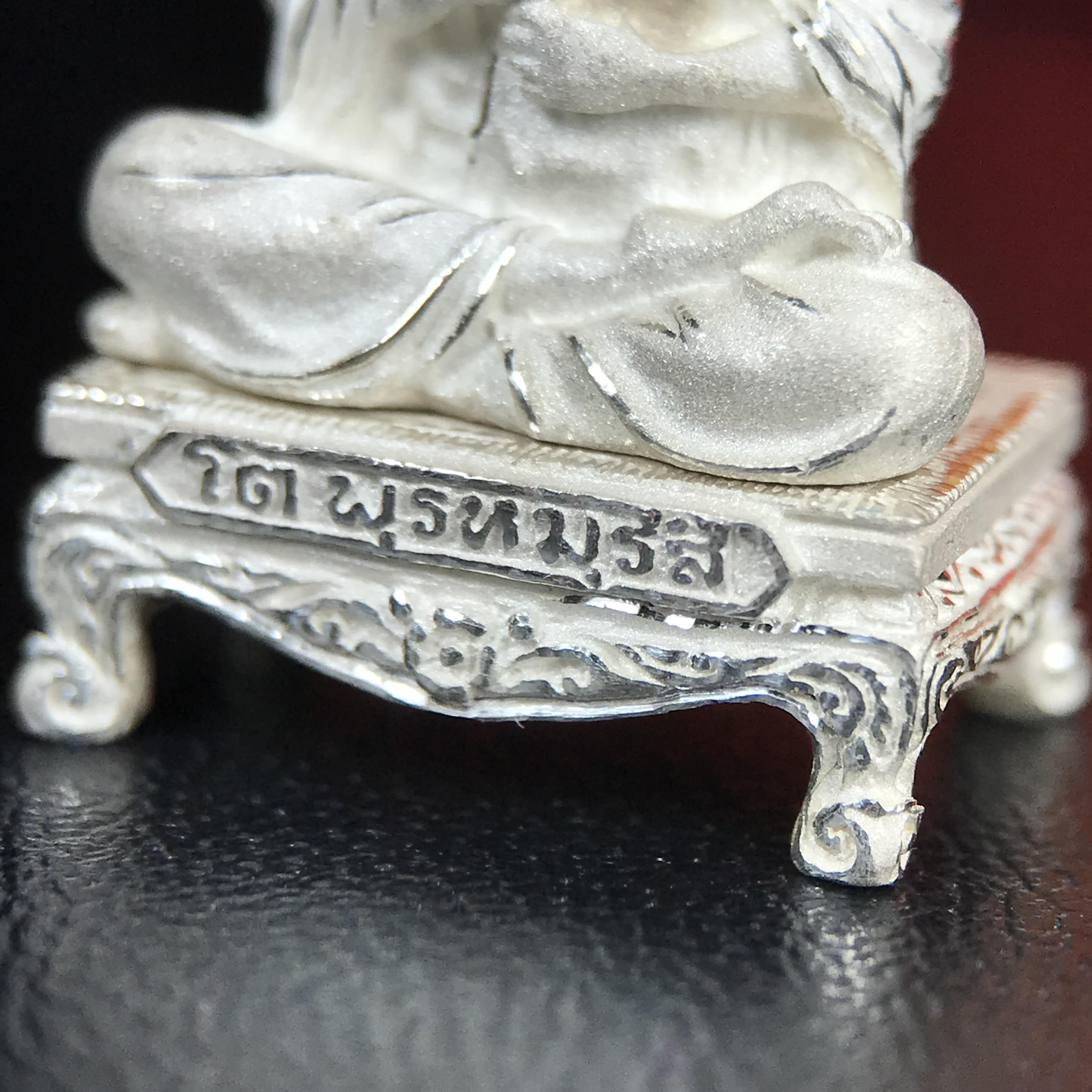 สมเด็จพุฒาจารย์ (โต พรหมรังสี) อนุสรณ์ 128 ปี สมเด็จพระญาณสังวร สมเด็จพระสังฆราช ทรงเมตตาอธิฐานจิต ปี 2543 มหาพุทธาภิเษก 3วาระ รูปเหมือนลอยองค์พิมพ์ใหญ่เนื้อเงิน ขนาด 1.5 x 2.5 ซม. ทรงคุณค่าทั้งด้านความงานด้านพุทธศิลป์ และพุทธคุณ(องค์หมายเลข ๑๐๘(เลขสวย)