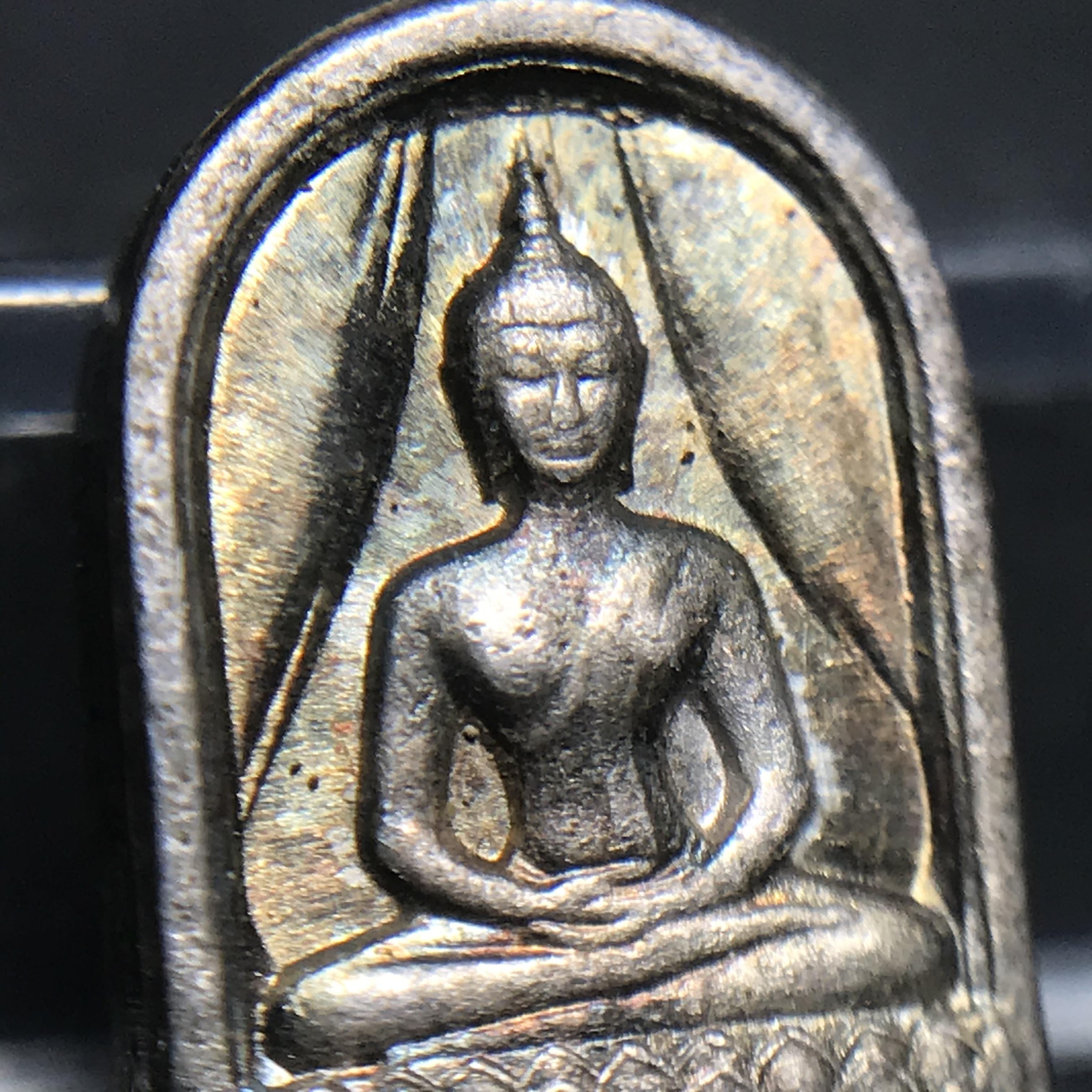 พระปรกใบมะขาม พระพุทธสิหิงค์ ภปร. ธรรมศาสตร์ 50ปี เนื้อเงิน(ในหลวงรัชกาลที่9 เสด็จเททอง)(พระปรกใบมะขาม ภปร. รุ่นแรก)(คัดสภาพสวยคมชัด ผิวเดิม)หายาก