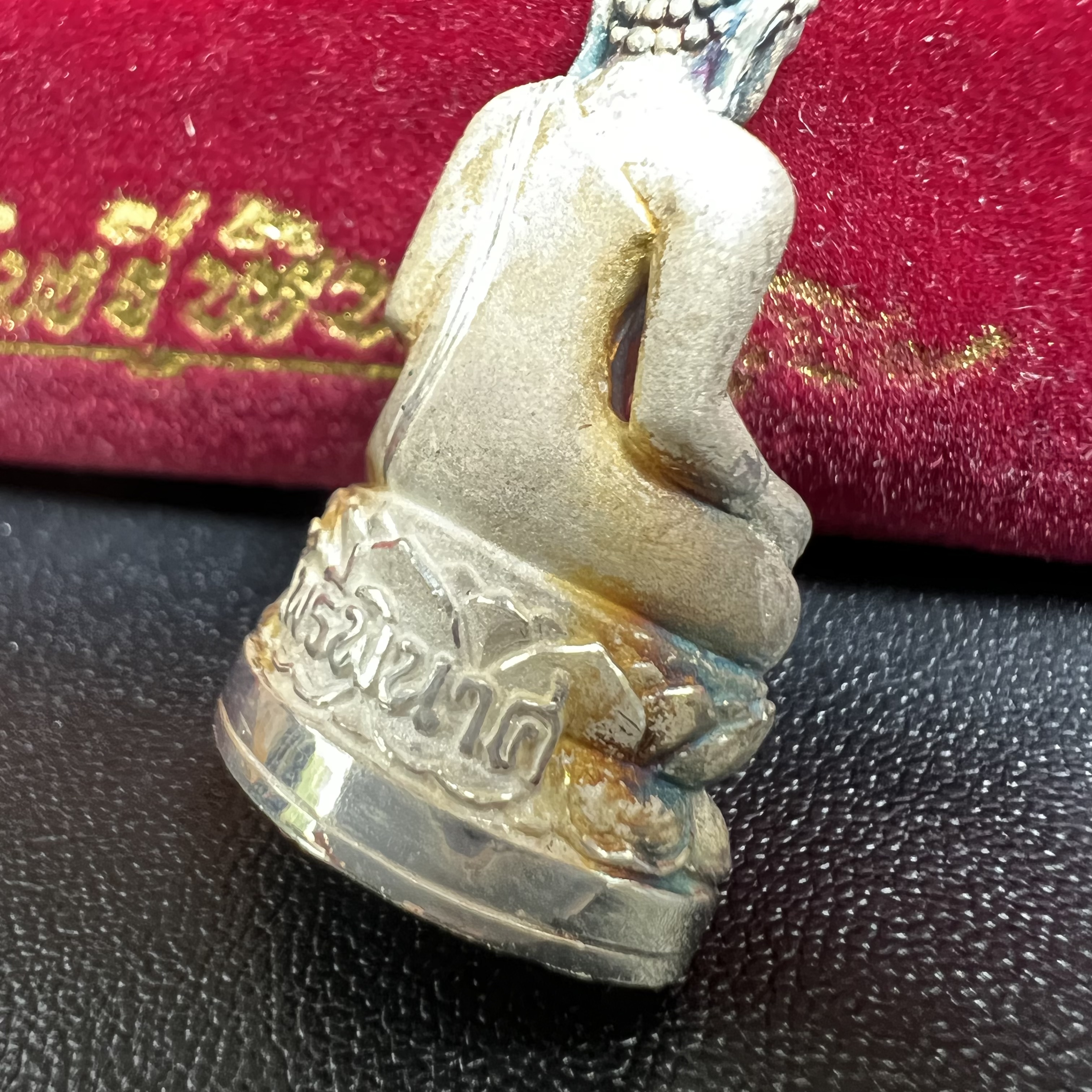 พระกริ่งไพรีพินาศ ตรากาญจนาภิเษก วัดบวรนิเวศวิหาร ที่ระลึกในหลวงรัชกาลที่9 ครองสิริราชสมบัติครบ 50 ปี เนื้อเงิน(สภาพผิวเดิม ขึ้นสีรุ้งธรรมชาติ สวยแบบนิยม)พร้อมกล่องบรรจุเดิม หมายเลข 5493