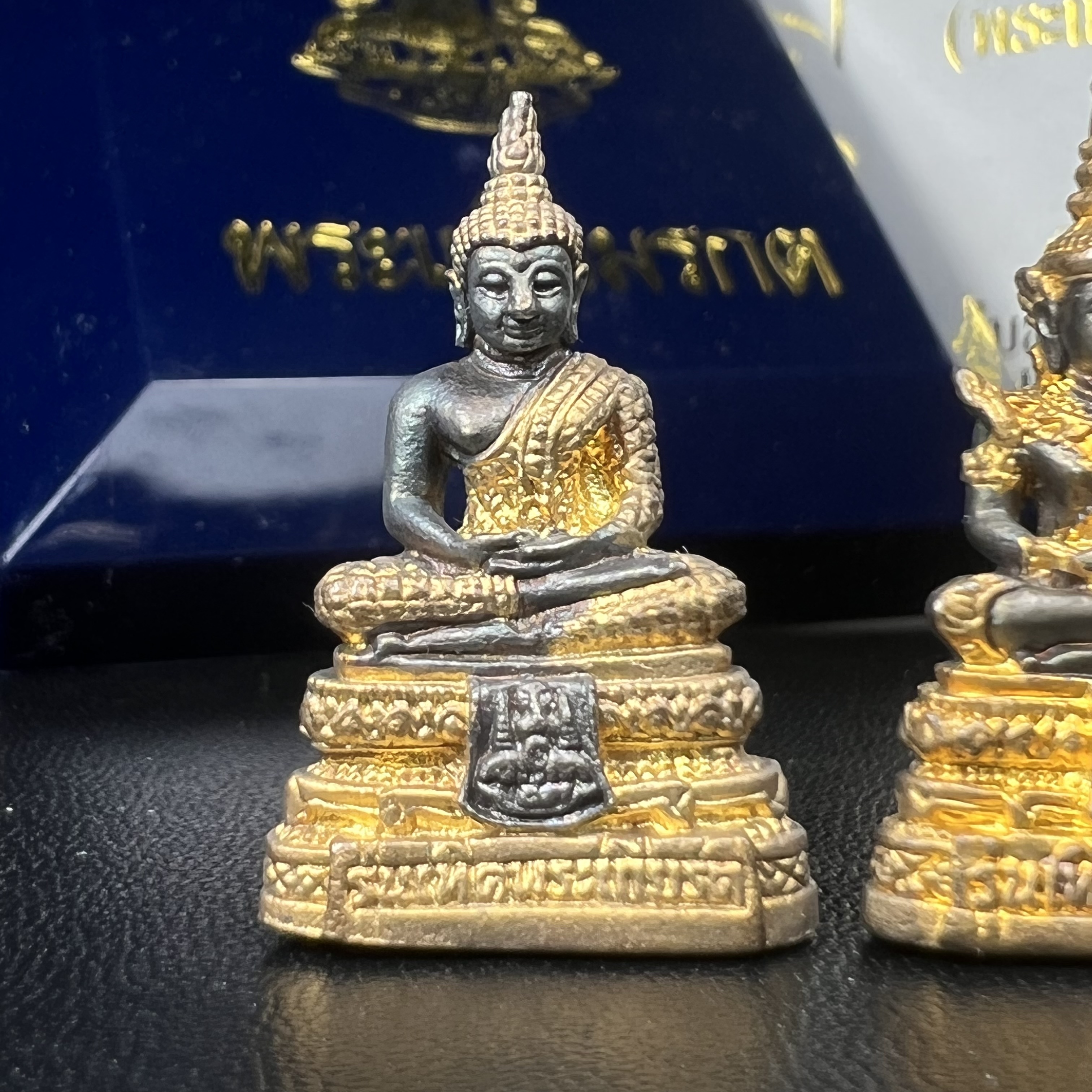 พระแก้วมรกต รุ่นเทิดพระเกียรติ พิธีมหาพุทธาภิเษก ณ.วัดพระศรีรัตนศาสดาราม วันเสาร์ห้าที่ 26 เม .ย. 2540 ชุด 3 ฤดู (1 ชุด 3 องค์)เนื้อสองกษัตริย์ ผิวเดิมครบชุดพร้อมกล่องบรรจุเดิม