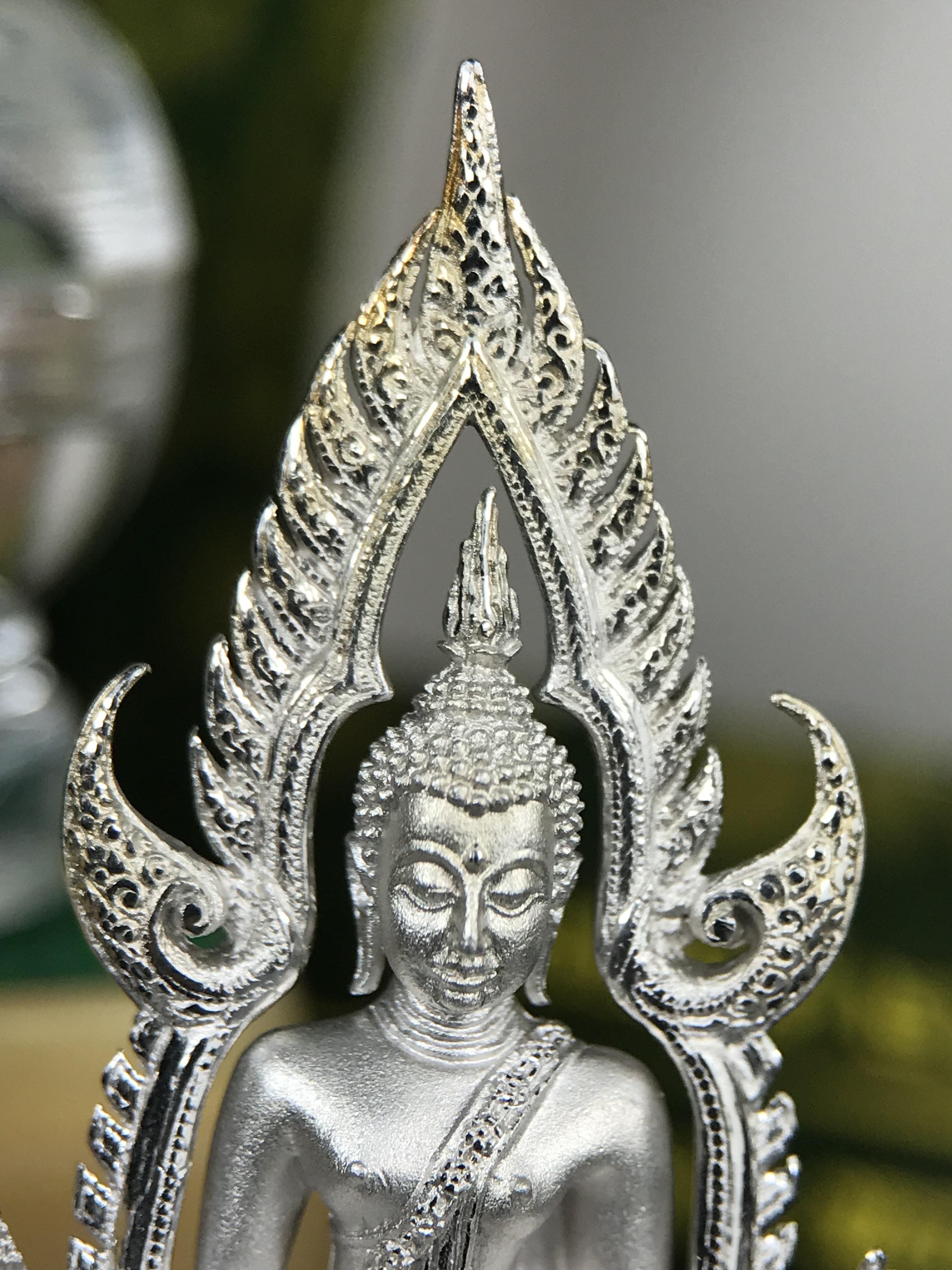 พระพุทธชินราช ภปร. 84 พรรษาในหลวงรัชกาลที่ 9 ปี 2554 พิมพ์กลางขนาดหน้าตัก 1/2 นิ้ว(สูง 3.8 ซม.) เนื้อเงินชุบทองคำขาว(สภาพผิวเดิมสวย) (พระราชทานมวลสาร จิตรลดาและเส้นพระเจ้า(เส้นผม)รัชกาลที่9)พุทธศิลป์ทรงคุณค่าอีกหนึ่งรุ่นยอดนิยม(องค์หมายเลข ๒๔๐๐)