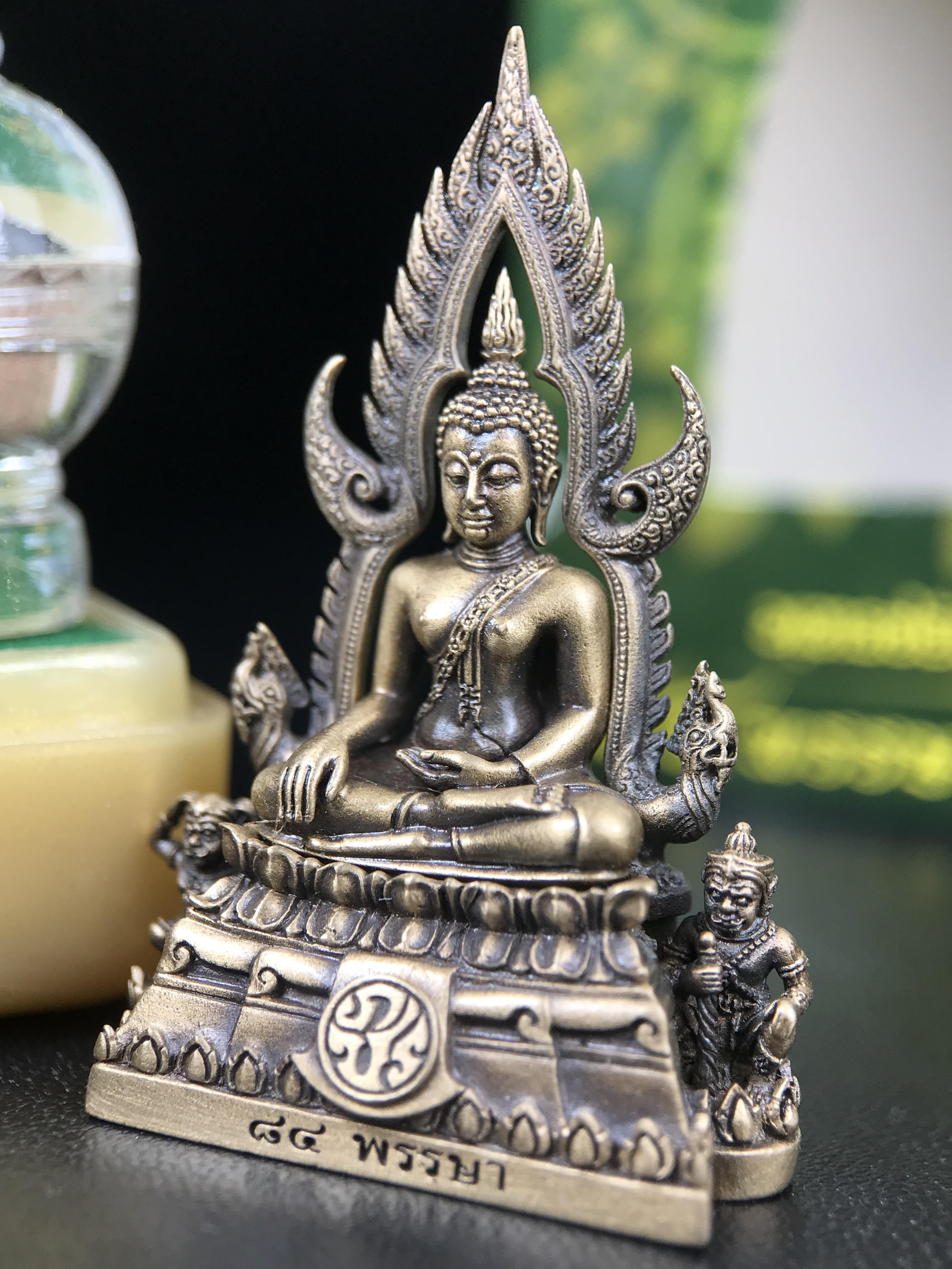 พระพุทธชินราช ภปร. 84 พรรษาในหลวงรัชกาลที่ 9 ปี 2554 พิมพ์กลางขนาดหน้าตัก 1/2 นิ้ว(สูง 3.8 ซม.) เนื้อบรอนซ์รมดำซาติน(สภาพผิวเดิมสวย) (พระราชทานมวลสาร จิตรลดาและเส้นพระเจ้า(เส้นผม)รัชกาลที่9)พุทธศิลป์ทรงคุณค่าอีกหนึ่งรุ่นยอดนิยม(องค์หมายเลข ๑๙๘๑)