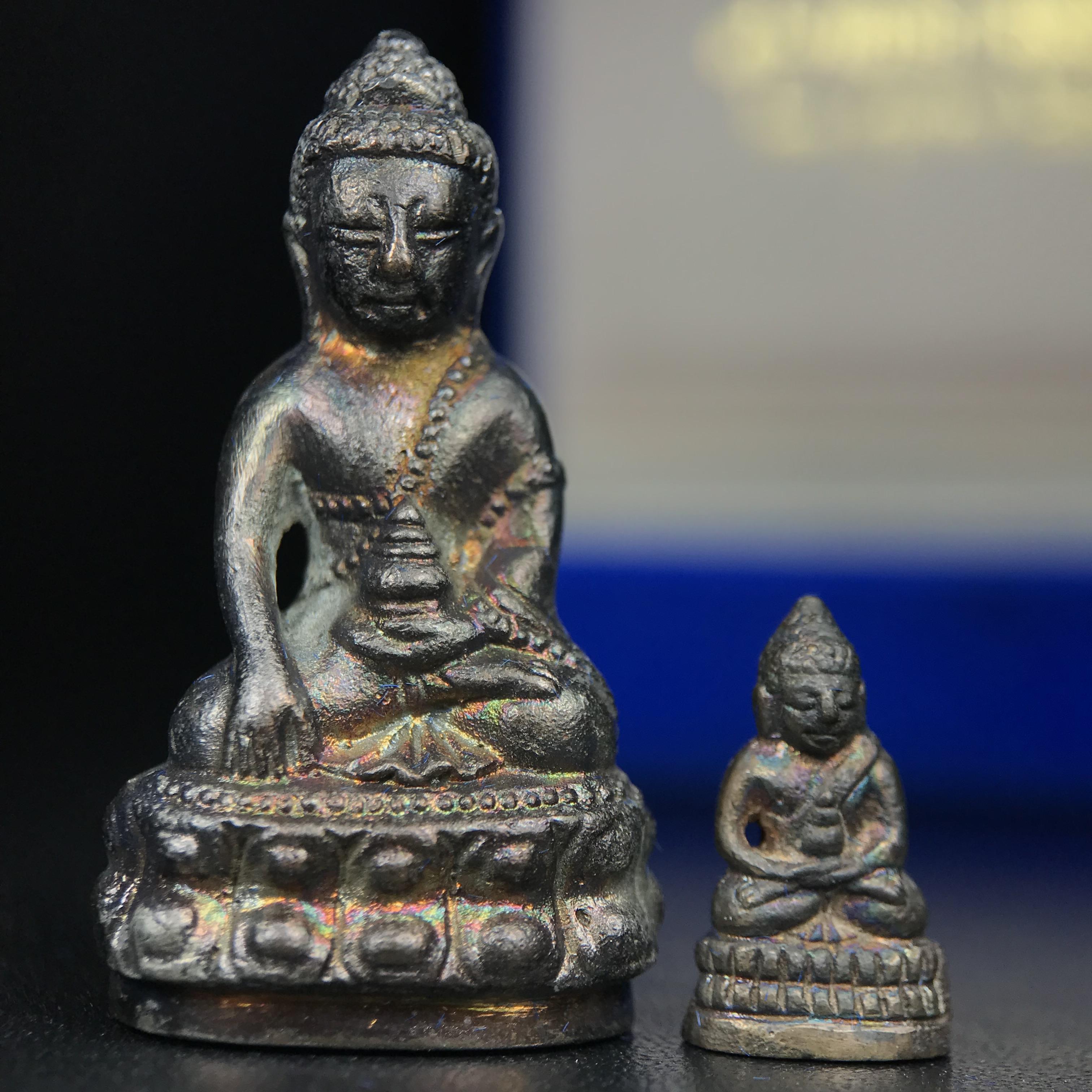 พระกริ่ง-พระชัยวัฒน์ สว. 90 พรรษาสมเด็จย่า ปี2533 เนื้อนวโลหะ(แก่ทองคำผสมทองคำเยอะมากรุ่นนี้)(ในหลวงรัชกาลที่9เสด็จในพิธี)(หล่อแบบโบราณอุดมวลสาร 108 แบบฉบับพระกริ่งใหญ่สายวัดสุทัศน์ พระสังฆราช(แพ))(1 ใน 3000 ชุด) หายาก(***องค์นี้ผิวเนื้อนวโลหะสวยมาก***)