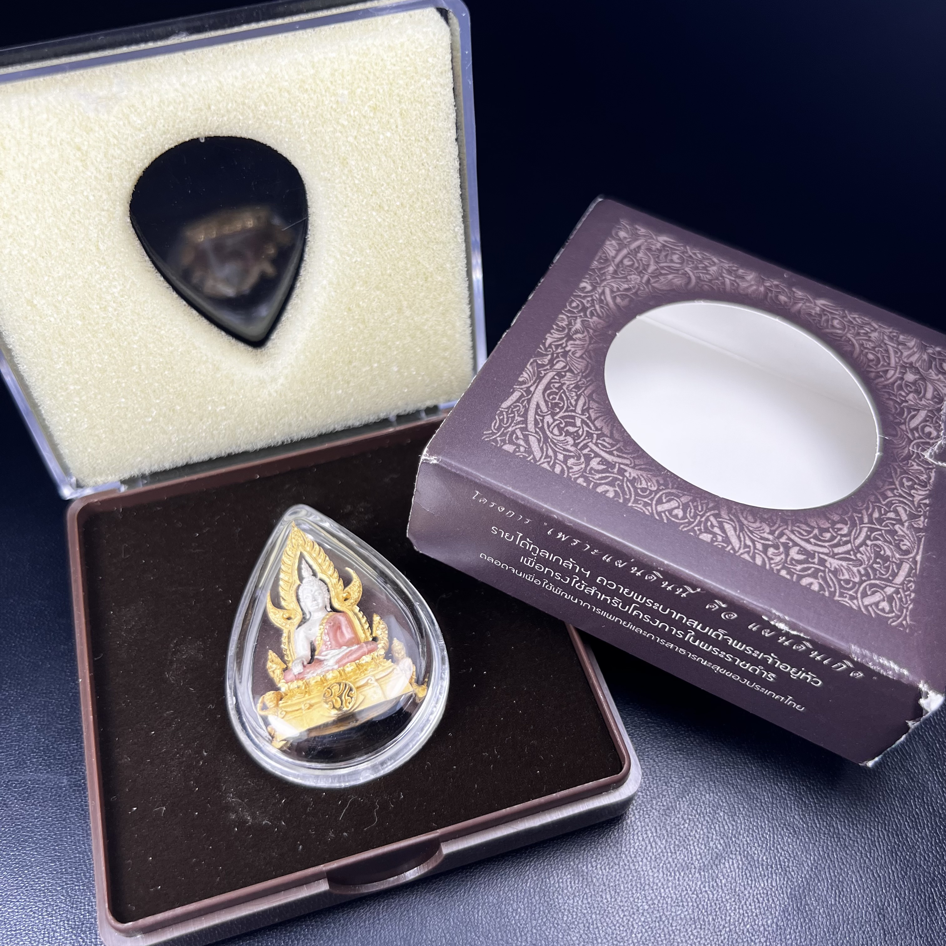 พระพุทธชินราช ภปร. โครงการ "เพราะแผ่นดินนี้ คือ แผ่นดินเกิด" ปี 2548(รุ่นแรก) ลอยองค์เนื้อเงินสามกษัตริย์ หน้าตัก 1/2 นิ้ว (ขนาด 3.5 x 2.5 ซม.) พุทธศิลป์งดงามทรงคุณค่า รุ่นยอดนิยม