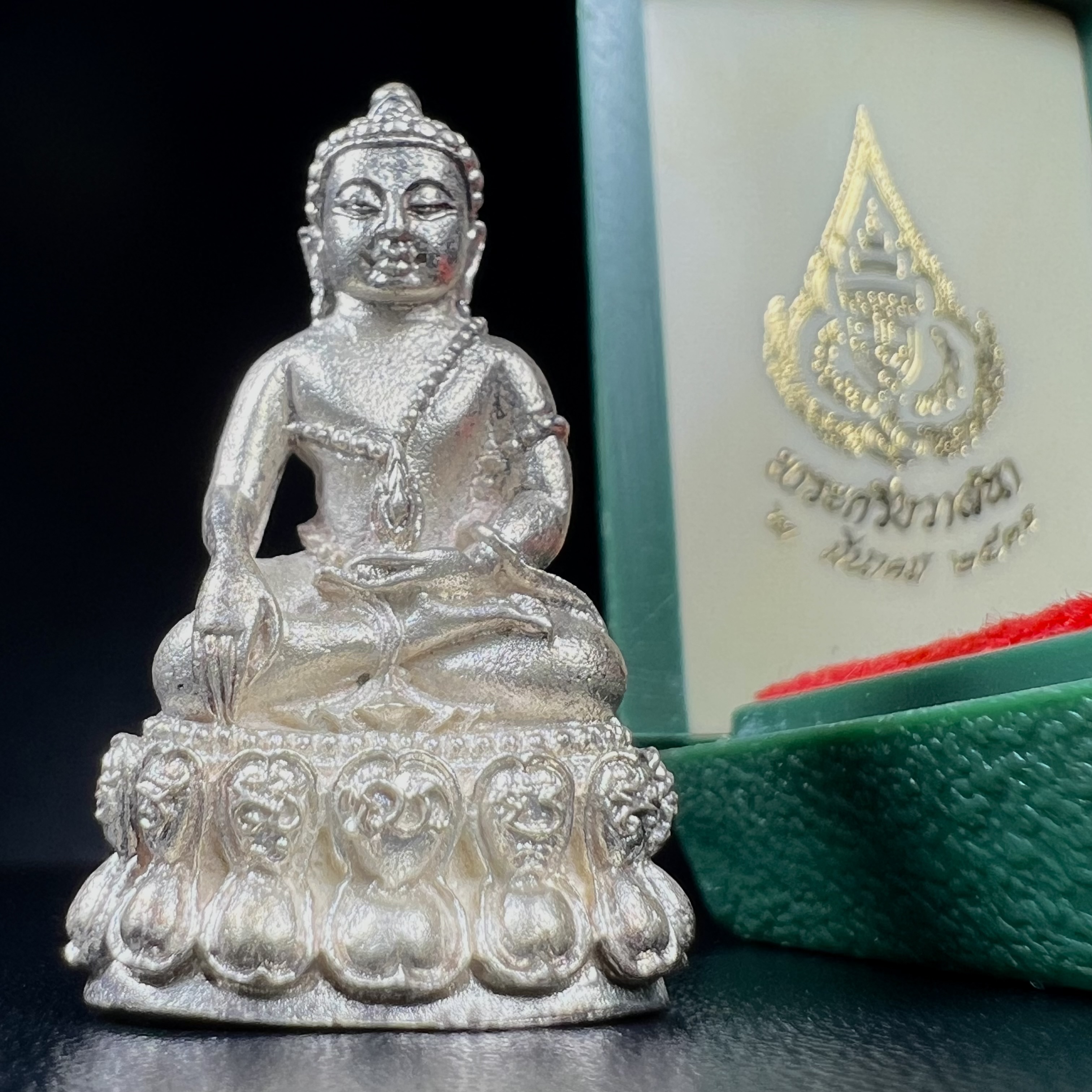 พระกริ่งวาสนาสมเด็จพระสังฆราช(วาสน์)วัดราชบพิธฯ ปี2531 เนื้อเงิน สร้างเป็นที่ระลึกในคราวที่สมเด็จพระอริยวงศาคตญาณ สมเด็จพระสังฆราช(วาสน์ วาสโน)มีพระชนมายุครบ90พรรษา(ในหลวง ร.9 เสด็จในพิธี)งานแกะแม่พิมพ์โดย นายช่างเกษม มงคลเจริญ)(1 ใน 191 องค์)หายาก