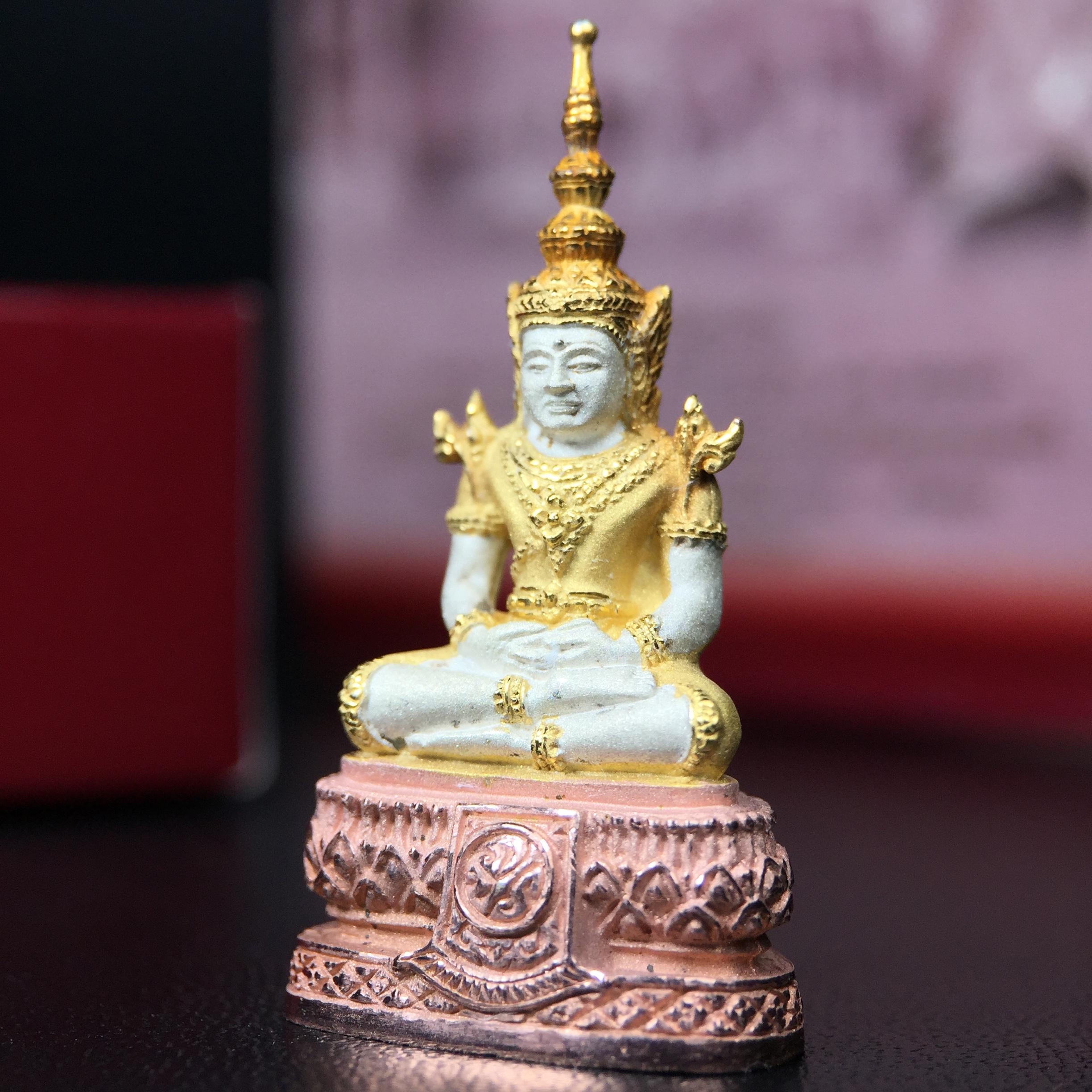 พระแก้วมรกต ภปร.(รุ่นแรก) ปี2545 รุ่นฉลองกรุงรัตนโกสินทร์ครบ 220 ปี พิมพ์ลอยองค์ใหญ่ เนื้อเงินบริสุทธิ์ 92.5% (สามกษัตริย์) ขนาด 19*35 มม. พร้อมกล่องบรรจุดิม สวยครบสมบูรณ์