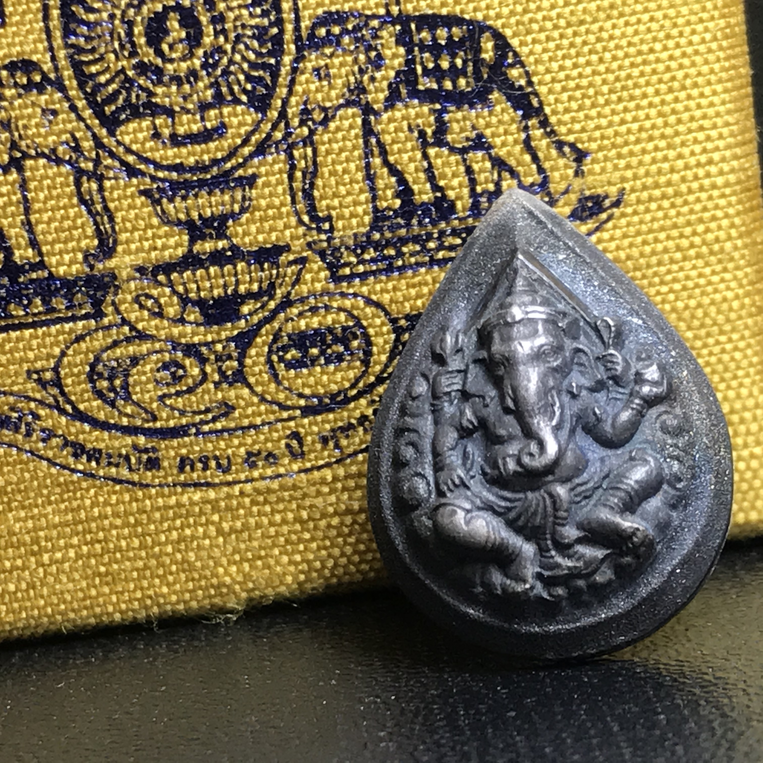 เหรียญพระพิฆเนศวร ญสส. ชุดกาญจนาภิเษกครองราชย์ 50 ปี พุทธศักราช 2538 พิมพ์เล็ก(1.9 ซม.) เนื้อเงินผิวเดิมกลับดำเข้มขลังงดงามธรรมชาติ สภาพสวยเดิมพร้อมกล่องบรรจุเดิม ตอกโค๊ดหมายเลขกำกับ(1ใน1000องค์)