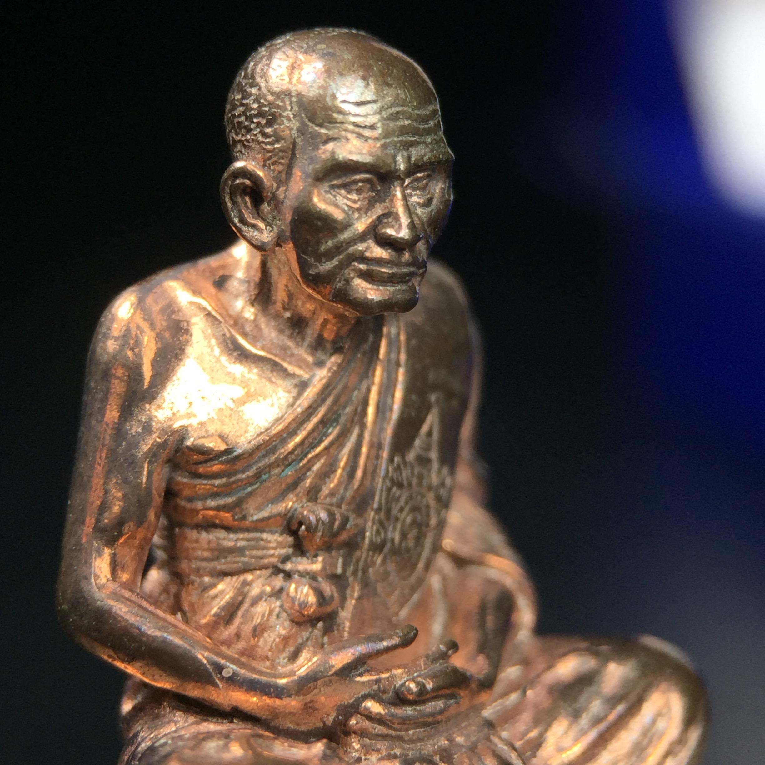 รูปหล่อหลวงพ่อเงิน วัดบางคลาน จ.พิจิตร พิมพ์หน้าเหมือนหลวงพ่อ "รุ่น 91 ปี กรมเสมียนตรา" กระทรวงกลาโหมจัดสร้างในปี 2543 พุทธาภิเษกใหญ่ 3 วัด 3พิธีวัดสุทัศน์ /วัดบางคลาน/วัดพระแก้ว เนื้อนวโลหะปัดเงา(แก่ทองคำ)พุทธศิลป์งดงามมากหายาก(ตอกโค๊ตหมาย ๖๐๘)