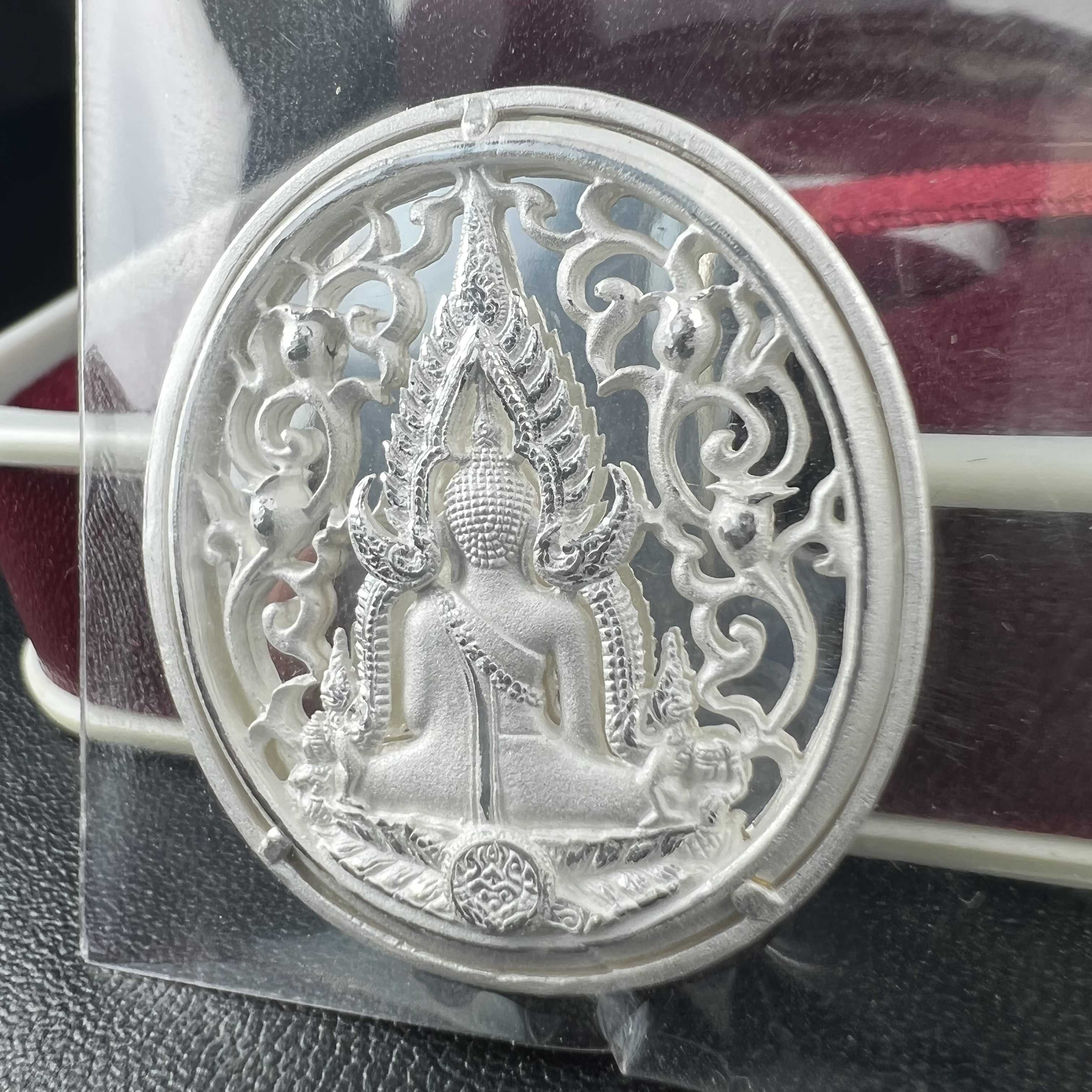 พระพุทธชินราช รุ่น ประวัติศาสตร์ มูลนิธิเพื่อตำรวจไทยจัดสร้าง ปี 2562 เนื้อเงินขัดเงา พิมพ์เหรียญรูปไข่ฉลุลายไทย พิมพ์ใหญ่ พระพุทธชินราช แบบจิวเวอร์รี่ (ขนาดสูง 2.9 ซม.) (สภาพ สวย ซีนซองเดิม กล่องบรรจุเดิมครบสมบูรณ์)