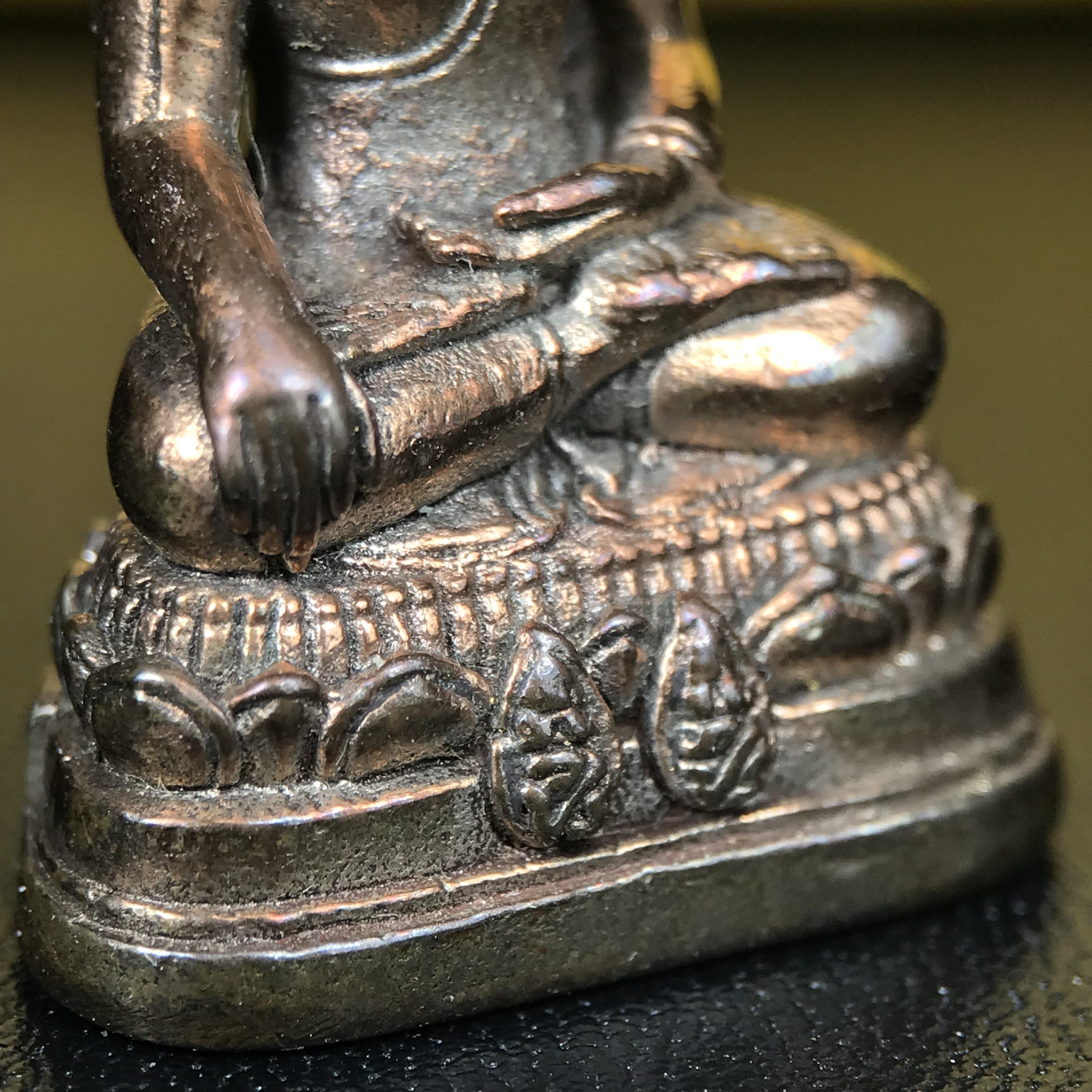 พระกริ่งพระพุทธนรสีห์ จปร.+ภปร. ครบรอบ 100 ปี ธนาคารไทยพาณิชย์ ปี 2550 พระกริ่งเนื้อนวโลหะพิเศษ(หล่อในพิธีเททอง)(หายาก)(พุทธศิลป์งดงาม)ด้านหน้าฐานประดับด้วยตราสัญลักษณ์ "จปร" และ "ภปร" (องค์เทหล่อในพิธีสร้างน้อย หายากมาก)1 ใน 1000 องค์