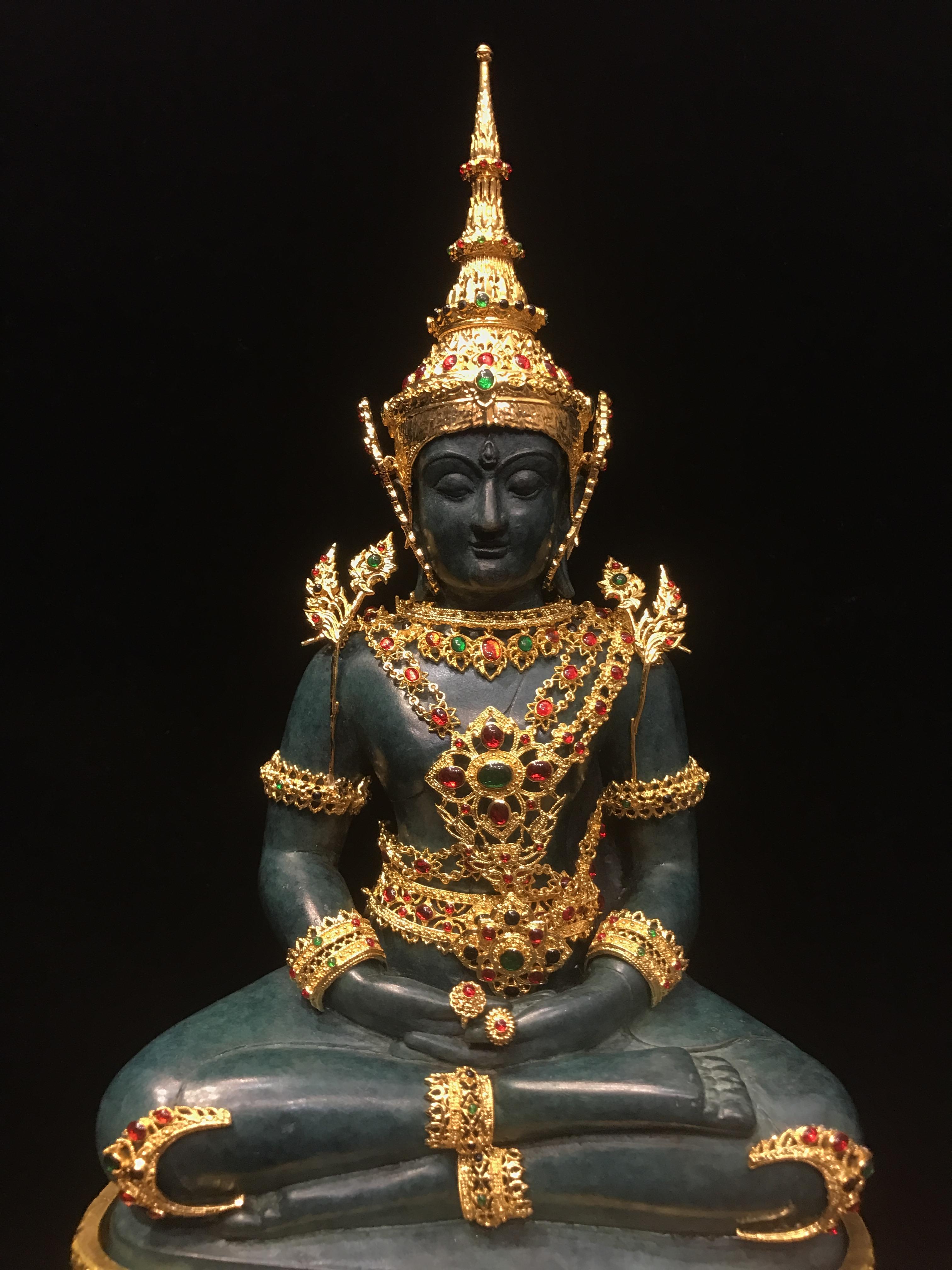 พระพุทธมหามณีรัตนปฏิมากร จำลอง (พระแก้วมรกต) ขนาดบูชาหน้าตัก 5 นิ้ว ตราสัญลักษณ์ ภ.ป.ร. รุ่นแรก ปี2547 เนื้อนวโลหะเคลือบสีเขียว(เครื่องทรงนวโลหะชุบทอง)