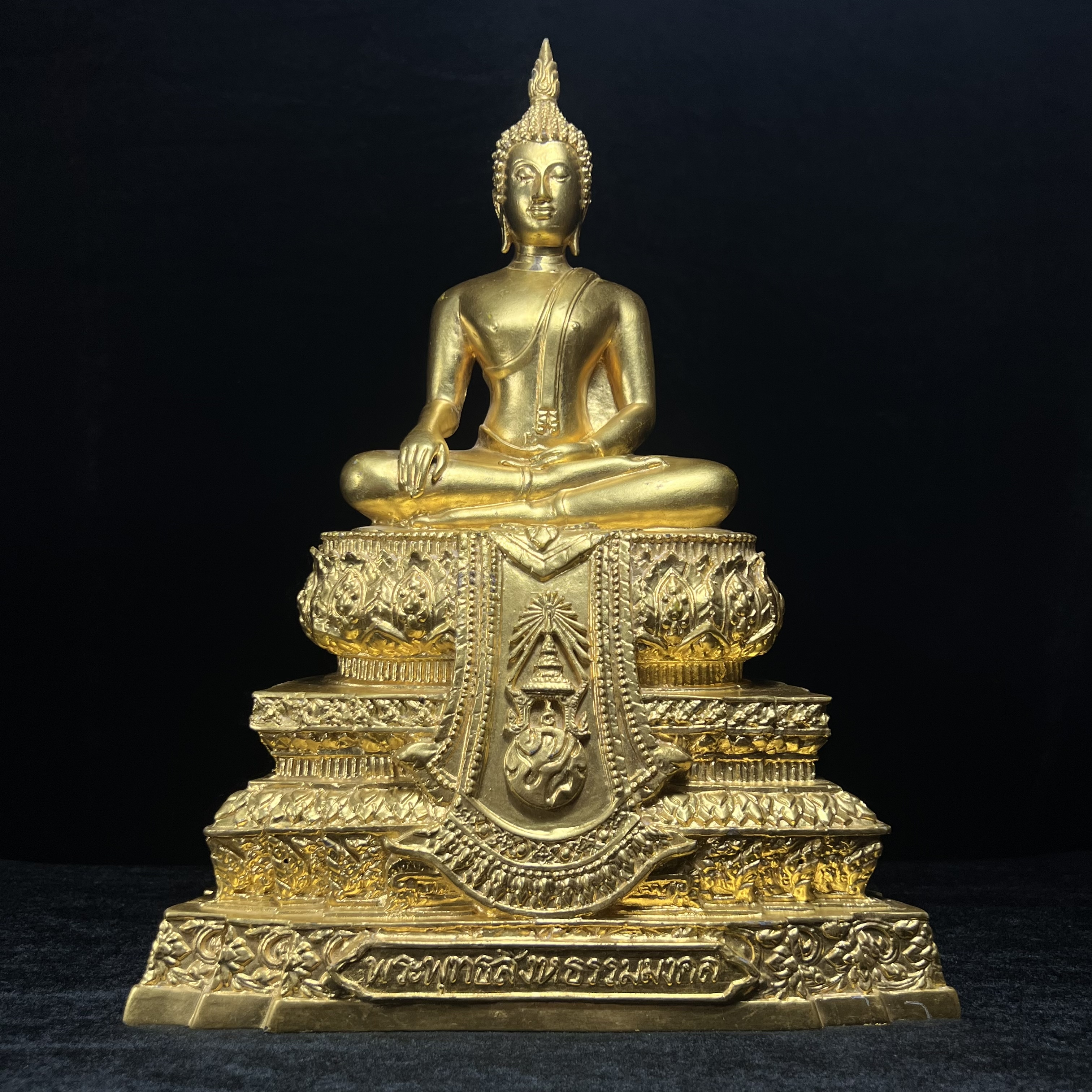 พระพุทธสิงหธรรมมงคล ภปร. รุ่นแรก พุทธสมาคมแห่งประเทศไทย ในพระบรมราชูปถัมภ์ จัดสร้าง ปี2547 เนื้อโลหะผสมปิดทอง หน้าตัก 5 นิ้ว(1 ใน 1999 องค์)หายาก