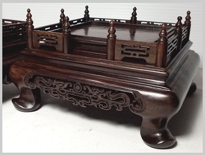 กี๋ ตั่งหรือฐานไม้ สี่เหลี่ยมมีซุ้มรั้ว หน้าท๊อป7.1cm ตัวละ