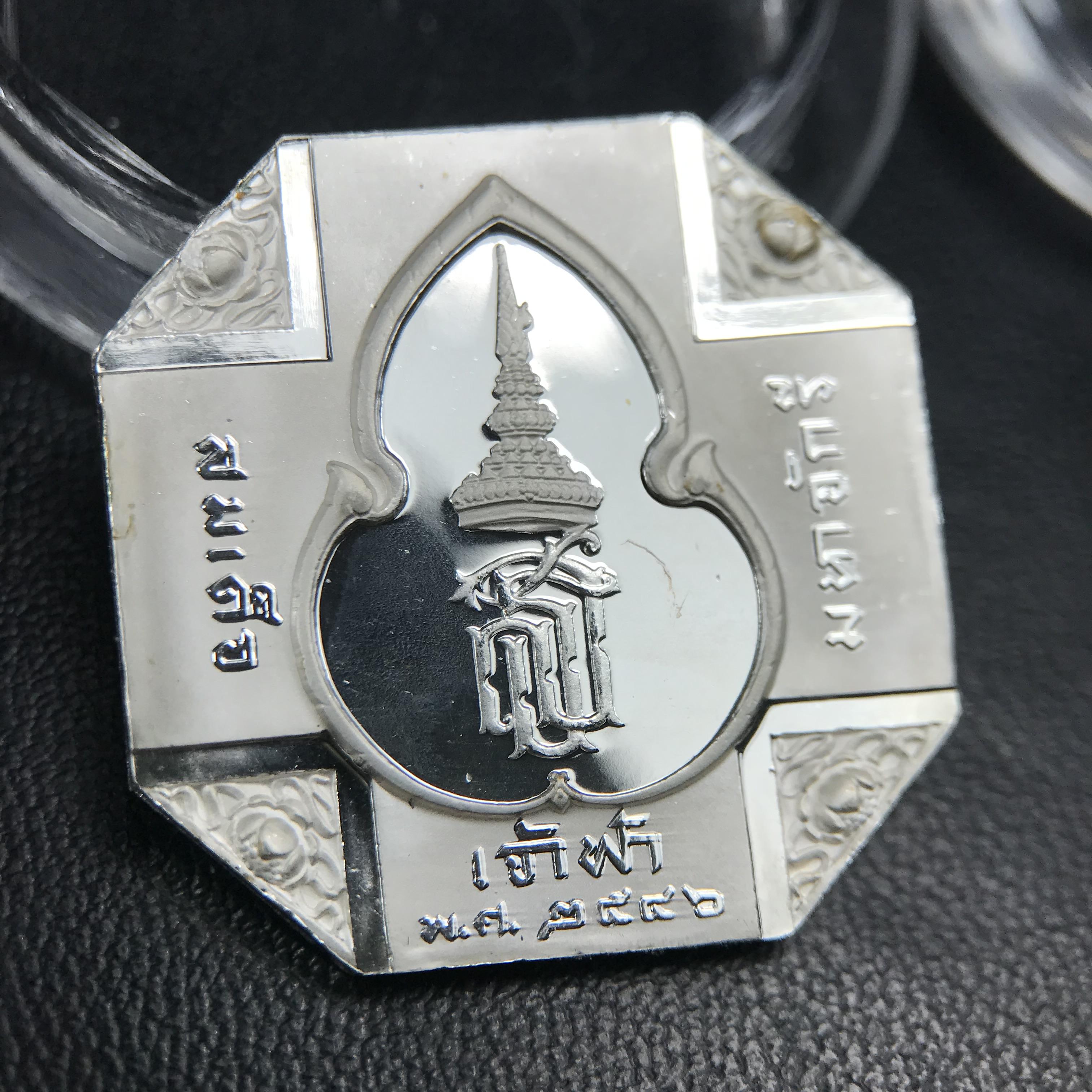 เหรียญหลวงพ่อทวด รุ่นสมเด็จเจ้าฟ้ามหาจักรี 48พรรษา โดยสภากาชาดไทย ปี2546 ชุดเหรียญเนื้อเงิน4ขนาด(ครบชุดพร้อมตลับบรรจุเดิม)พุทธาภิเษก ณ วัดช้างให้ จังหวัดปัตตานี