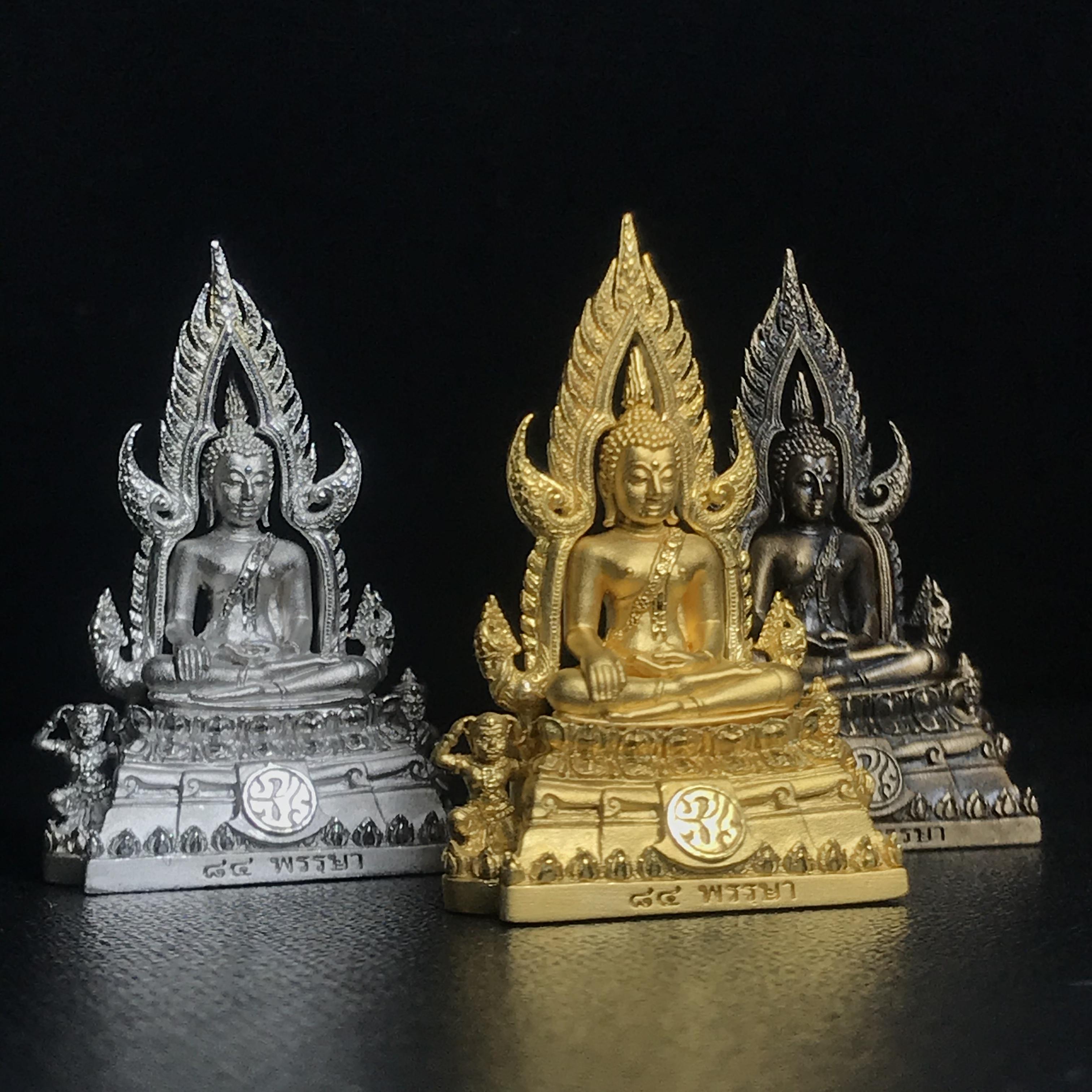 พระพุทธชินราช(จำลอง) ภปร. 84 พรรษา พิมพ์กลางขนาดหน้าตัก 1/2 นิ้ว(ครบชุด3องค์ เนื้อทองคำ+เนื้อเงินชุบทองคำขาว+เนื้อบรอนซ์รมดำซาติน)(พระราชทานมวลสาร จิตรลดาและเส้นพระเจ้า(เส้นผม)รัชกาลที่9)