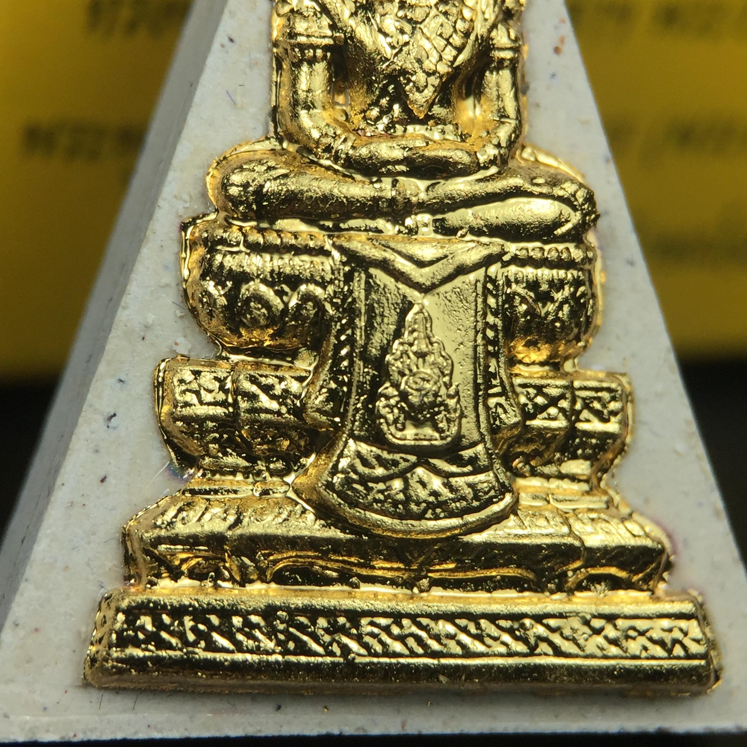 พระแก้วมรกต(จำลอง)ทรงเครื่องฤดูร้อน พระผงบูชา ด้านหน้าปิดทอง ด้านหลังตราสัญลักษณ์ฉลองสิริราชสมบัติครบ 60ปี เนื้อเงินขึ้นสีรุ้งธรรมชาติสร้างสรรค์งดงาม(รุ่นนี้ได้พระราชทานเส้นพระเจ้า(เส้นผม)รัชกาลที่9ในการจัดสร้าง)