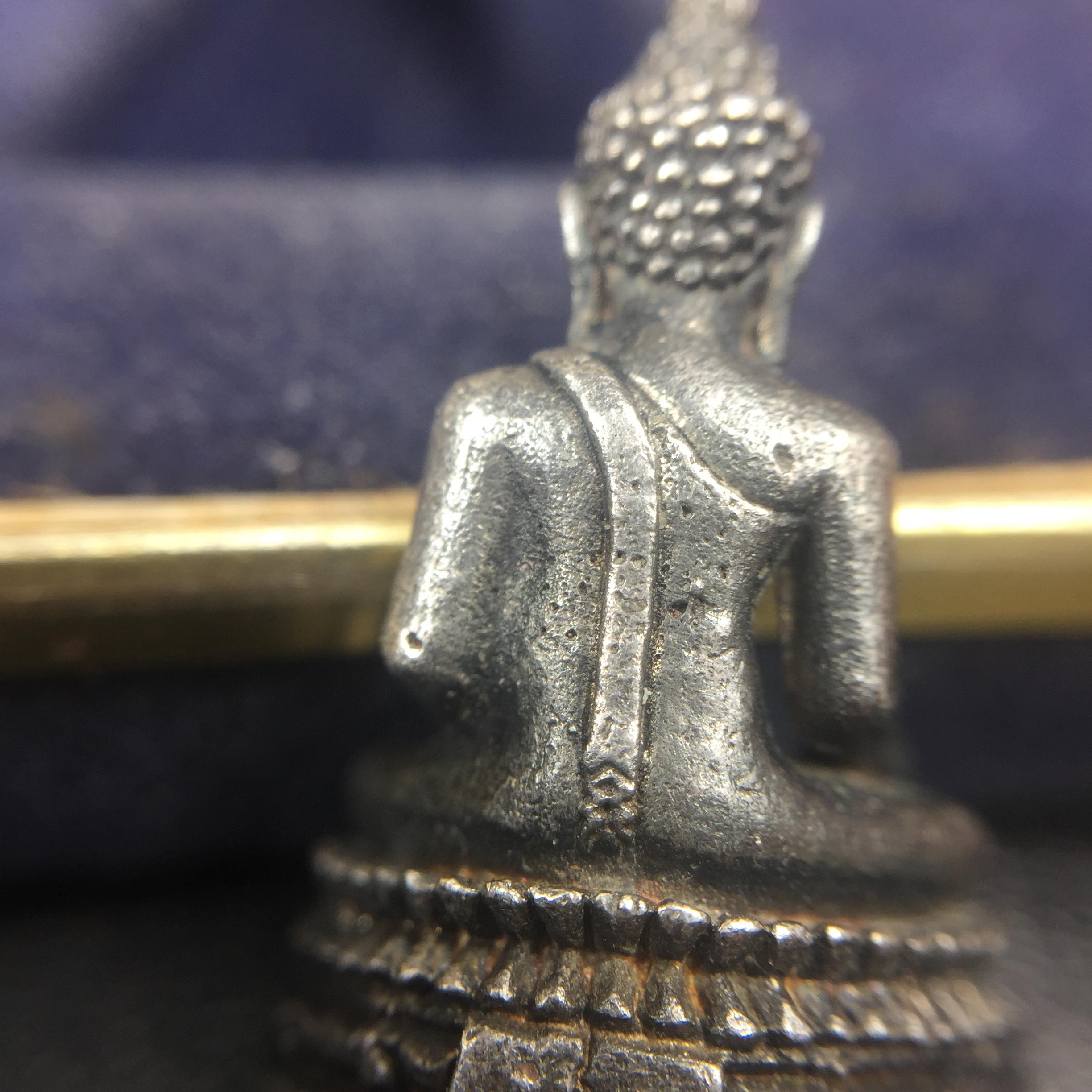 พระกริ่งพระพุทธชินสีห์ ภปร ทันโตเสฏโฐ ปี 2533 เนื้อเงิน (วัตถุมงคลหนึ่งเดียวที่บรรจุพระทนต์(ฟัน)ในหลวงรัชกาลที่9 พระราชทานให้จัดสร้าง)(1ใน1999องค์)