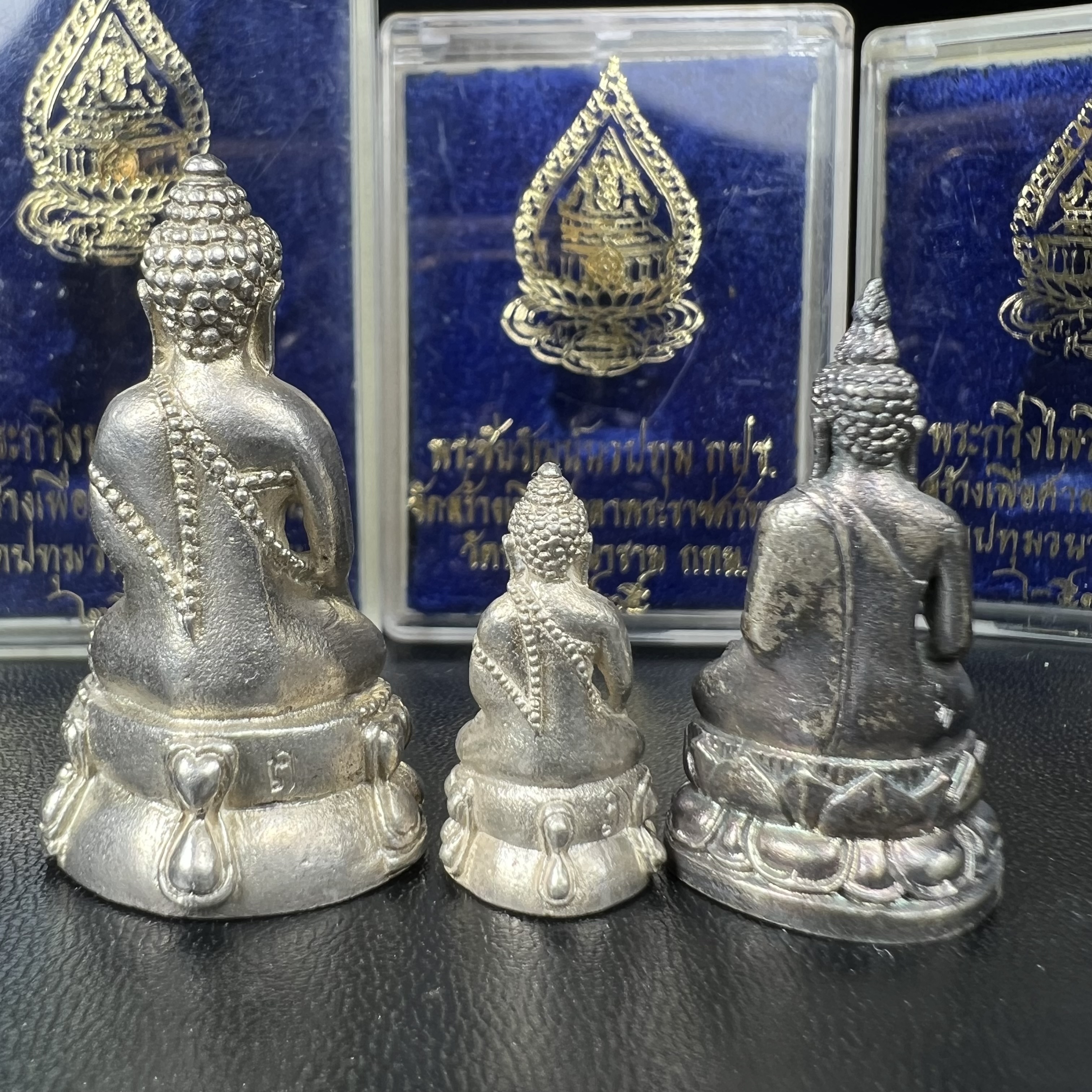 พระกริ่งนวปทุม ภปร.-พระชัยวัฒน์นวปทุม ภปร.-พระกริ่งไพรีพินาศ ภปร. รุ่นแรก วัดปทุมวนาราม ครบชุดเนื้อเงิน ปี2535(ในหลวงรัชกาลที่9เสด็จเททอง)(1ใน3000องค์)หายาก***เก็บทีเดียวครบชุดไปเลยรุ่นนี้ แนะนำ....ตอนนี้หายากแล้ว***