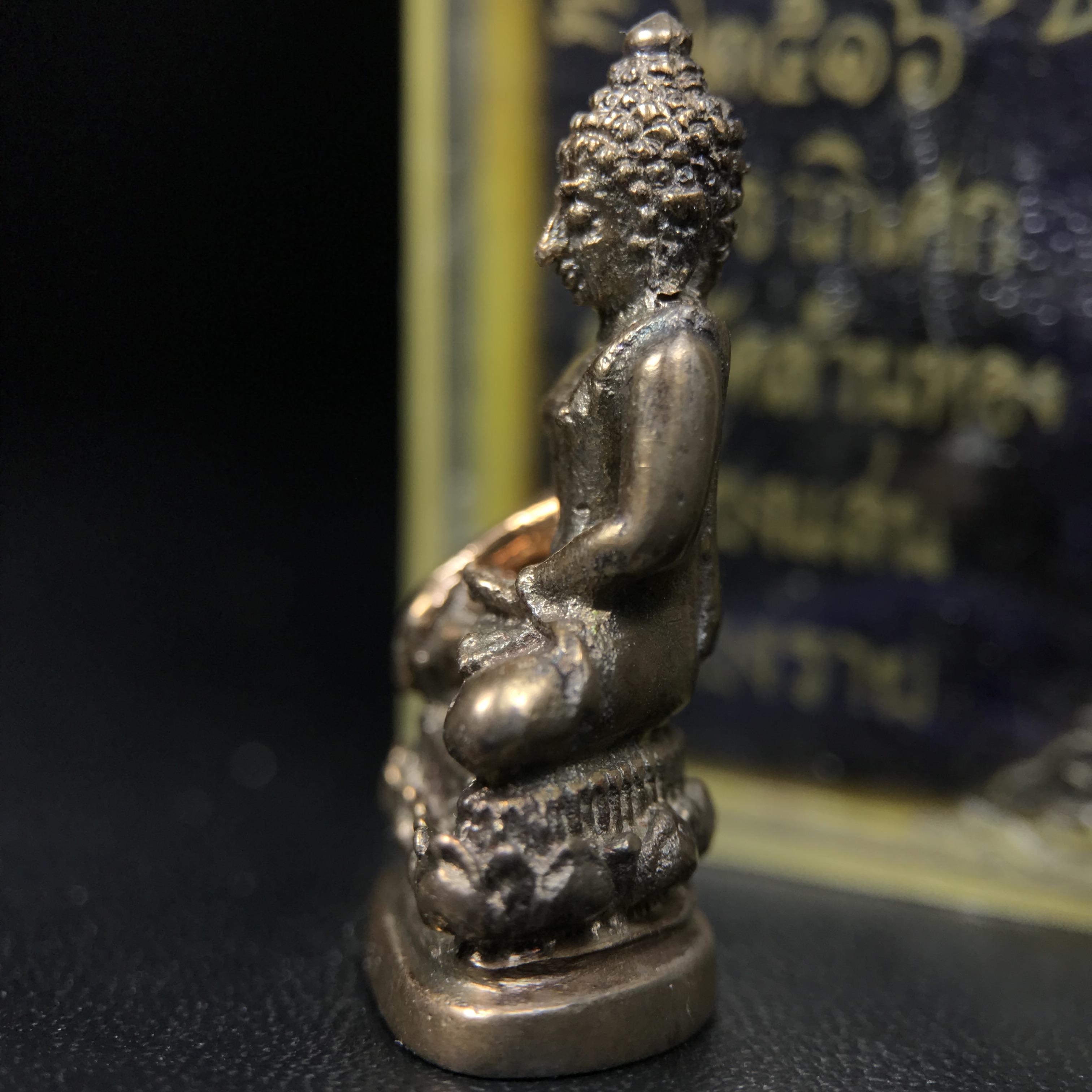 พระกริ่งสิงห์หนึ่งดอยตุง(ก้น ช) เนื้อนวโลหะ รุ่นบูรณะพระธาตุดอยตุง พ.ศ. 2516 สภาพสวยกล่องเดิม(หายาก)