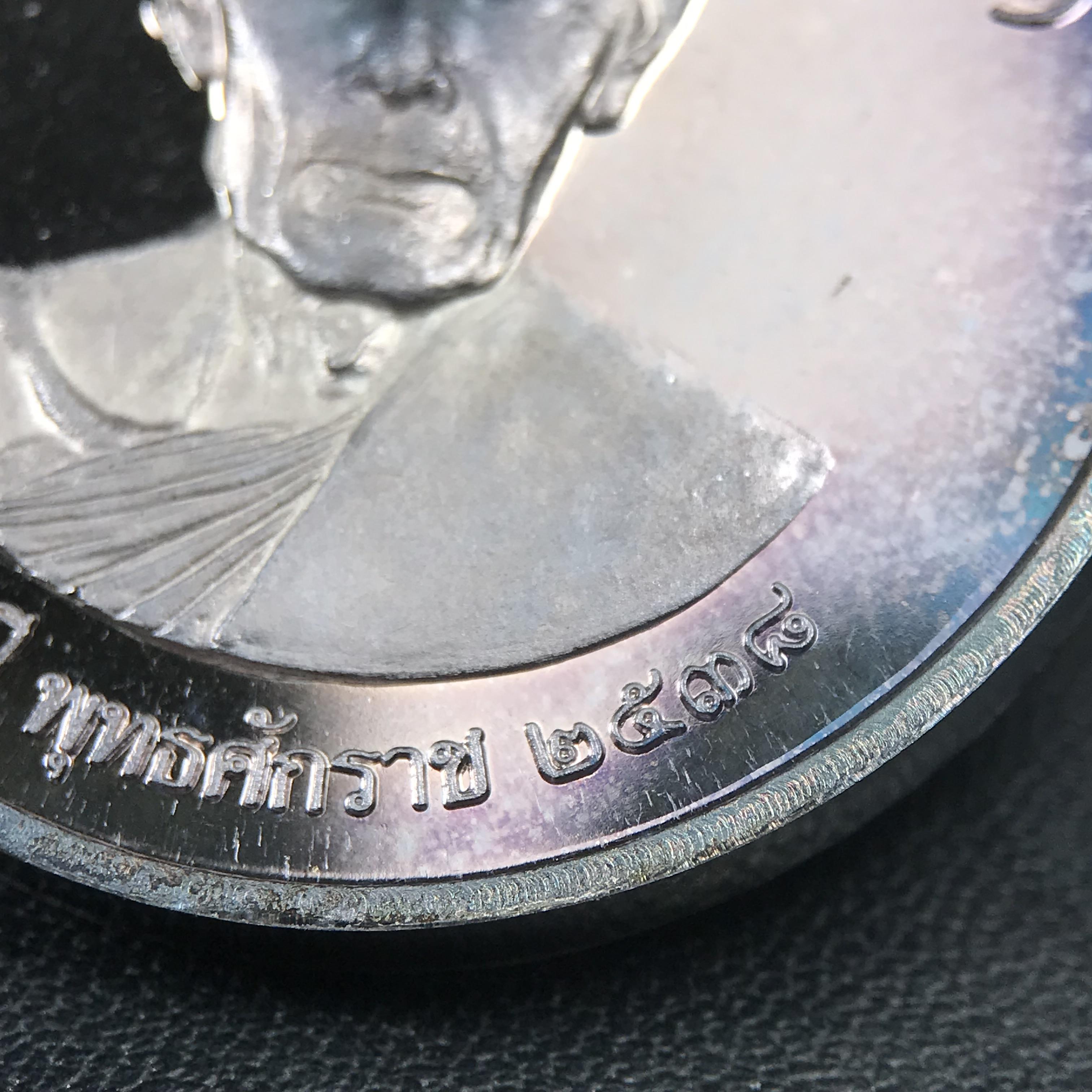 เหรียญรูปเหมือนพระราชสังวราภิมณฑ์(หลวงปู่โต๊ะ)ที่ระลึก ครบ 108 ปี วัดประดู่ฉิมพลี ปี 2538 ด้านหลังพระราชทานพระนามาภิไธยย่อ ภปร. และ สก. เนื้อเงินขัดเงา เหรียญกลมใหญ่ขนาด 3.5 ซม.สภาพสวยเดิมกล่องบรรจุเดิมครบสมบูรณ์และหายาก***สภาพผิวสวยเดิม ขึ้นรุ้งๆ สวยมาก*