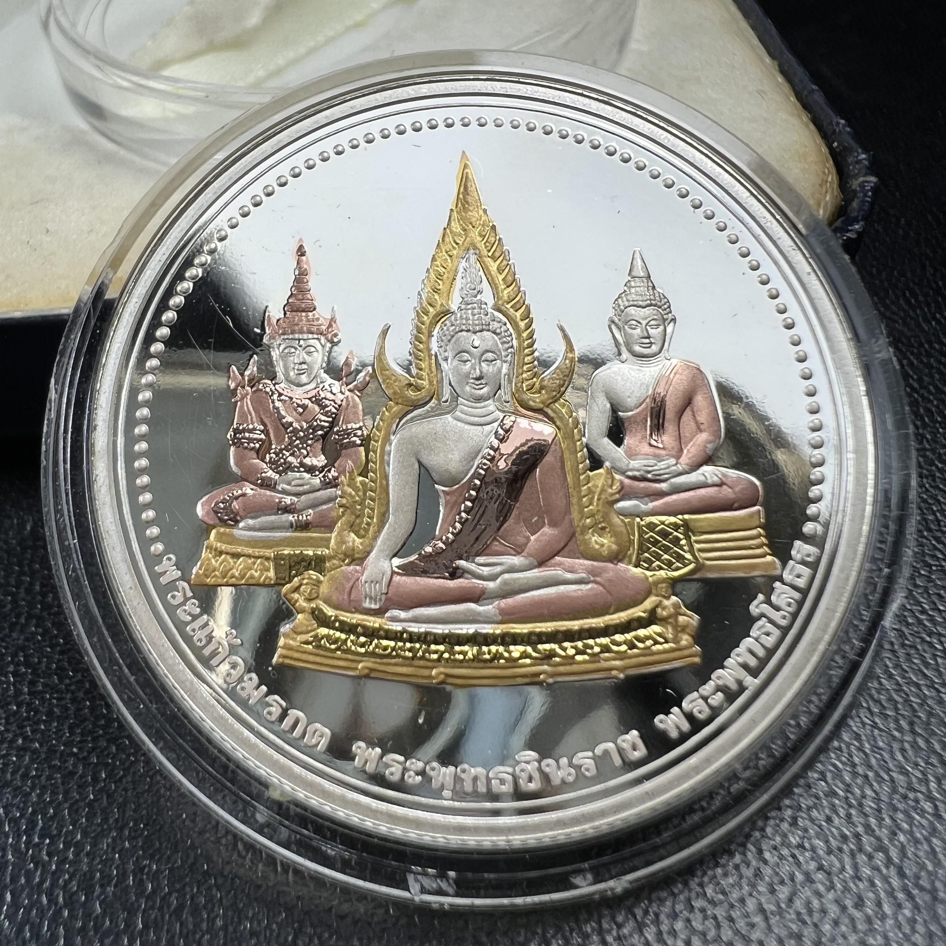 เหรียญพระแก้วมรกต พระพุทธชินราช พระพุทธโสธร รุ่นพุทธบารมี ปี 2540 เนื้อเงินขัดเงา 99.9% ชุบ 3 กษัตริย์ พร้อมกล่องบรรจุเดิม พิธีพุทธาภิเษก 2 พิธี มหามงคล (พระพุทธคู่บ้านคู่เมือง รูปแบบเหรียญสวยงดงามมาก พิธีใหญ่ เป็นที่นิยม)สร้างน้อยหายาก 1 ใน 500 เหรียญ