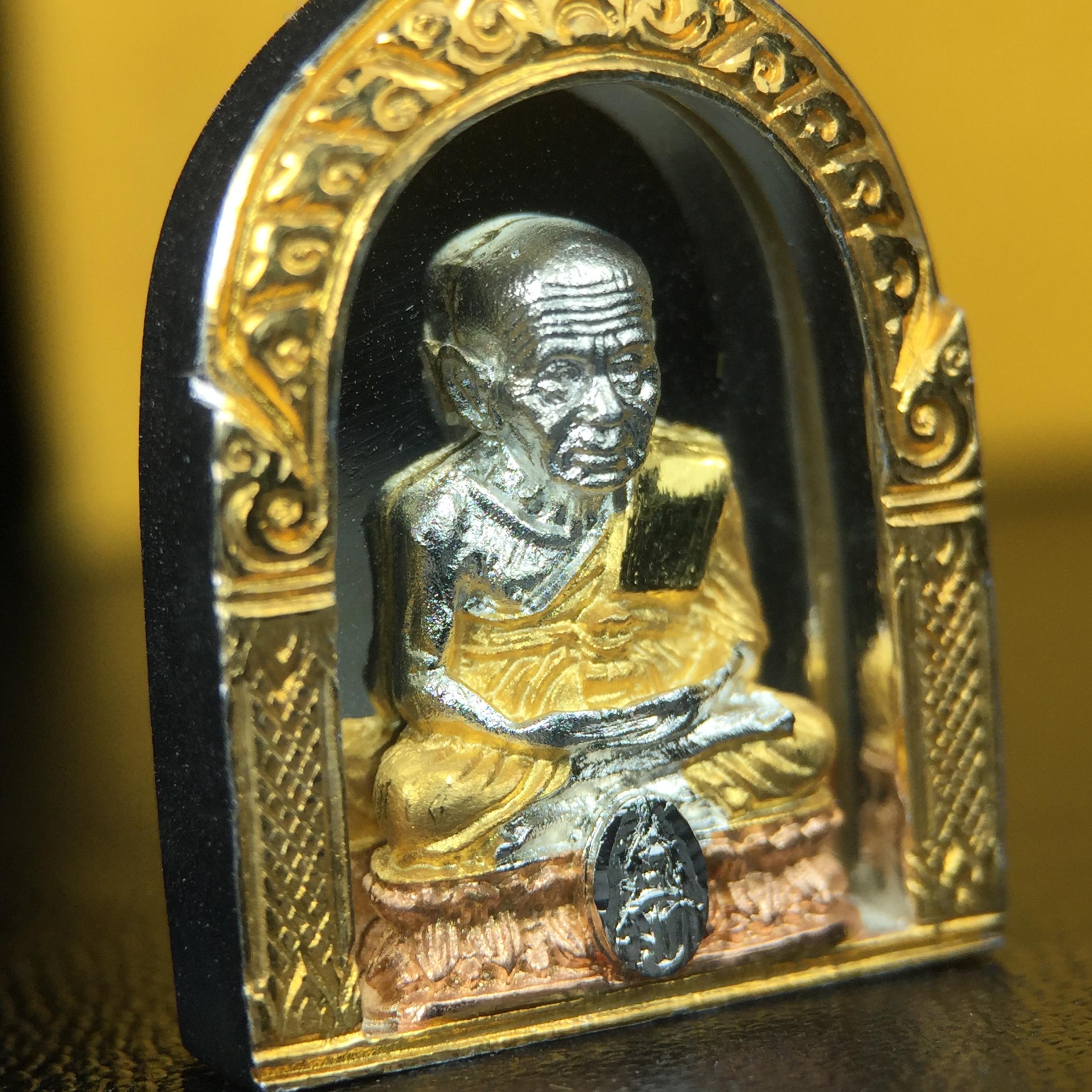 สมเด็จหลวงปู่ทวด วัดช้างให้ รุ่น เฉลิมพระเกียรติ ตราสัญลักษณ์ มวก. พิมพ์ซุ้มกนกเนื้อเงิน-สามกษัตริย์ ปี 2544 พิธีพุทธาภิเษกใหญ่ ณ อุโบสถวัดช้างให้และอุโบสถวัดพระศรีรัตนศาสดาราม ( วัดพระแก้ว )โดยนิมนต์เกจิชื่อดังสายใต้ทั้งหมดจำนวน 108 รูป