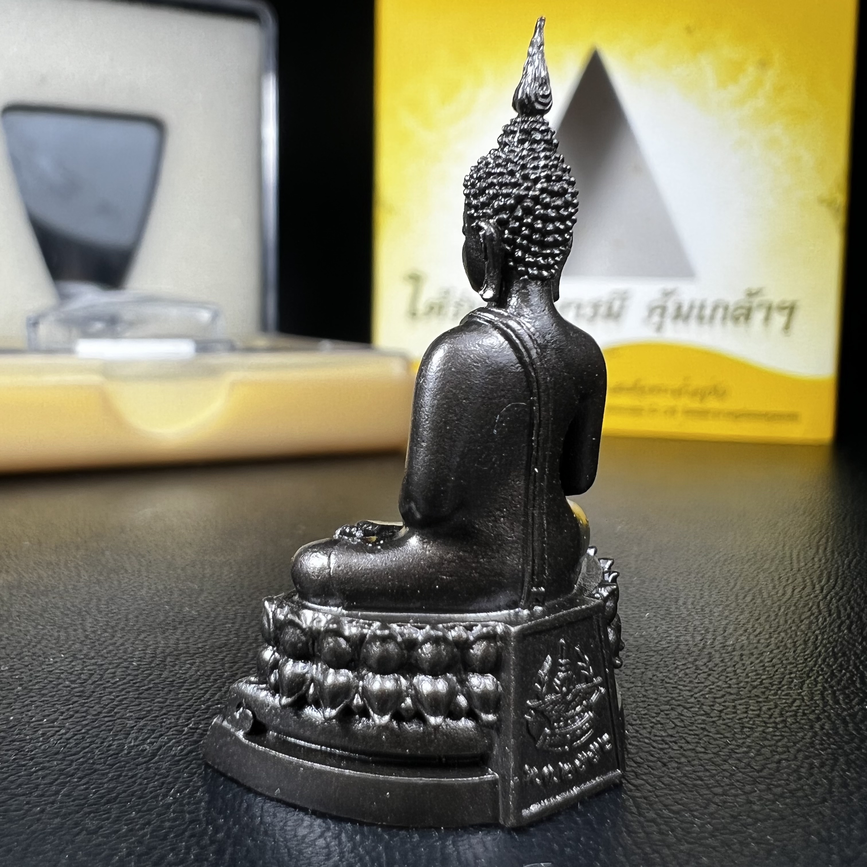 พระพุทธรูปคุ้มเกล้าฯ ภปร.(ใต้ร่มพระบารมี คุ้มเกล้า) 60ปี รพ.ภูมิพลฯ พ.ศ.2552 เนื้อนวโลหะ รมดำ(พิมพ์ใหญ่ขนาด 35.5*24 มม.)