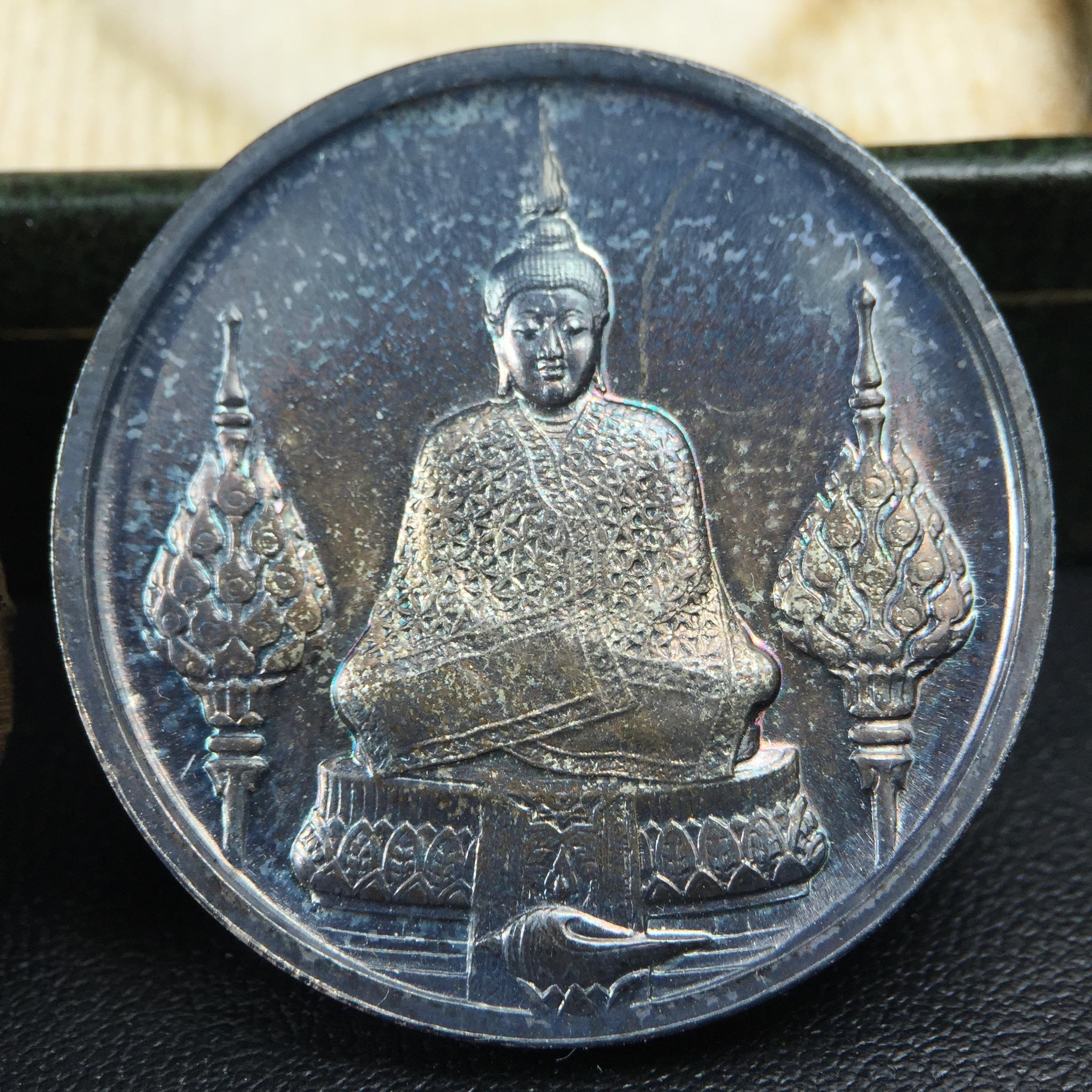 เหรียญพระแก้วมรกตหลัง ภปร. ฉลองกรุงรัตนโกสินทร์ครบ 200 ปี พ.ศ.2525 เนื้อเงิน(ผิวเดิม สวย)กล่องบรรจุเดิมครบ3พิมพ์(บล็อกพระราชศรัธา)(ในหลวงรัชกาลที่9 เสด็จในพิธี)ชอบเก็บแบบผิวเดิมๆชุดนี้เลยแนะนำ ผิวเดิมสวยมาก เสน่ห์พระเนื้อเงิน
