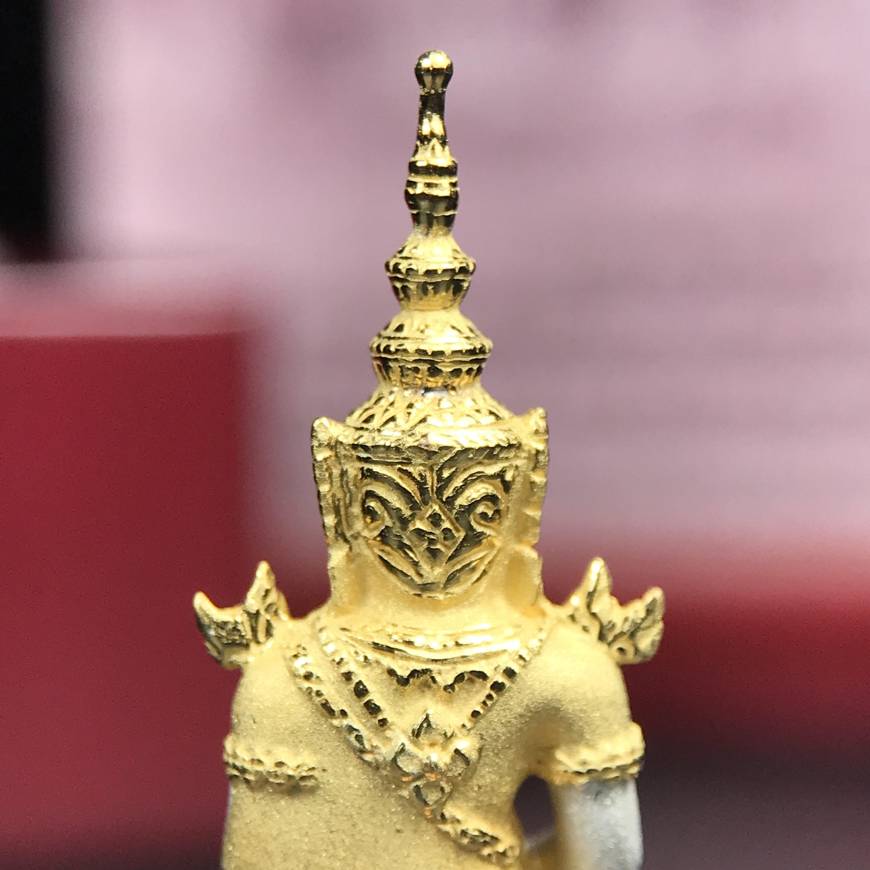 พระแก้วมรกต ภปร.(รุ่นแรก) ปี2545 จัดสร้างในมหาวโรกาส พระบาทสมเด็จพระเจ้าอยู่หัวรัชกาลที่ 9 ครบรอบ 75 พรรษา และฉลองกรุงรัตนโกสินทร์ครบ 220 ปี พิมพ์ลอยองค์ใหญ่ เนื้อเงินบริสุทธิ์ 92.5%(สามกษัตริย์) ขนาด 19*35 มม. พร้อมกล่อง สวยครบสมบูรณ์(องค์หมายเลข ๓๓๘๗)