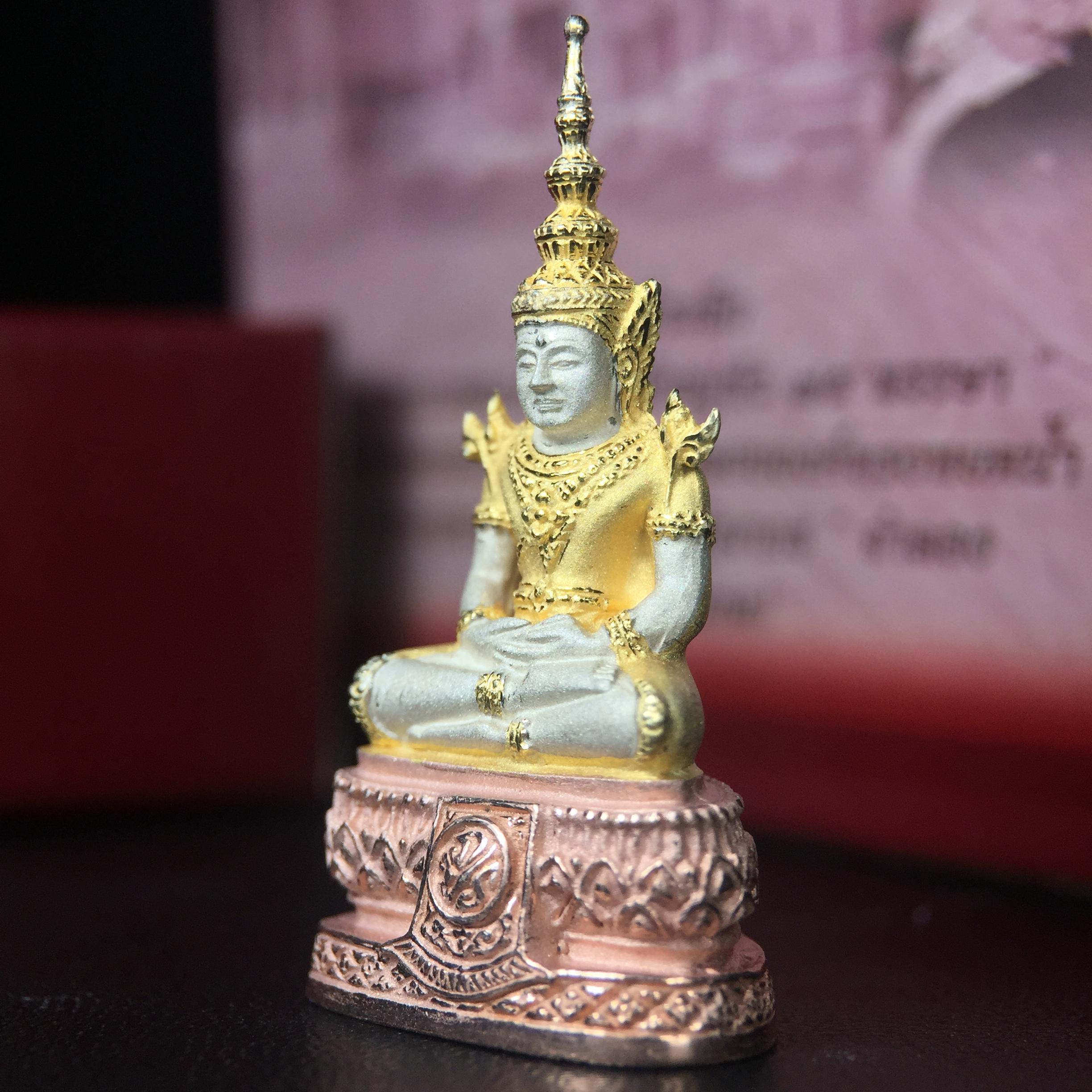 พระแก้วมรกต ภปร.(รุ่นแรก) ปี2545 รุ่นฉลองกรุงรัตนโกสินทร์ครบ 220 ปี พิมพ์ลอยองค์ใหญ่ เนื้อเงินบริสุทธิ์ 92.5% (สามกษัตริย์) ขนาด 19*35 มม. พร้อมกล่องบรรจุเดิม สวยครบสมบูรณ์