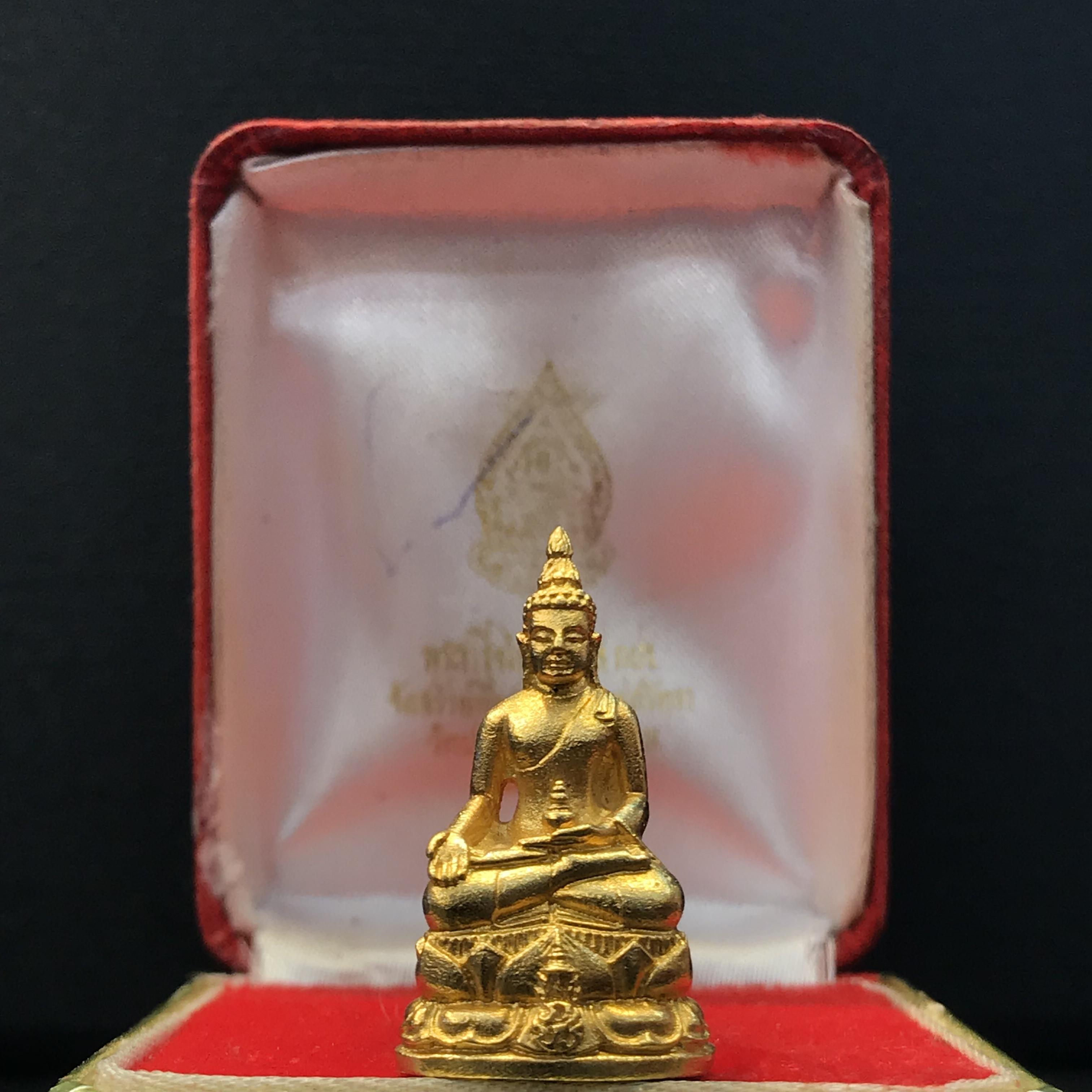 พระกริ่งไพรีพินาศ ภปร. รุ่นแรกของประเทศไทย วัดปทุมวนาราม เนื้อทองคำ ปี2535(ในหลวงรัชกาลที่9เสด็จเททอง)(สภาพสวยเดิมครบสมบูรณ์)